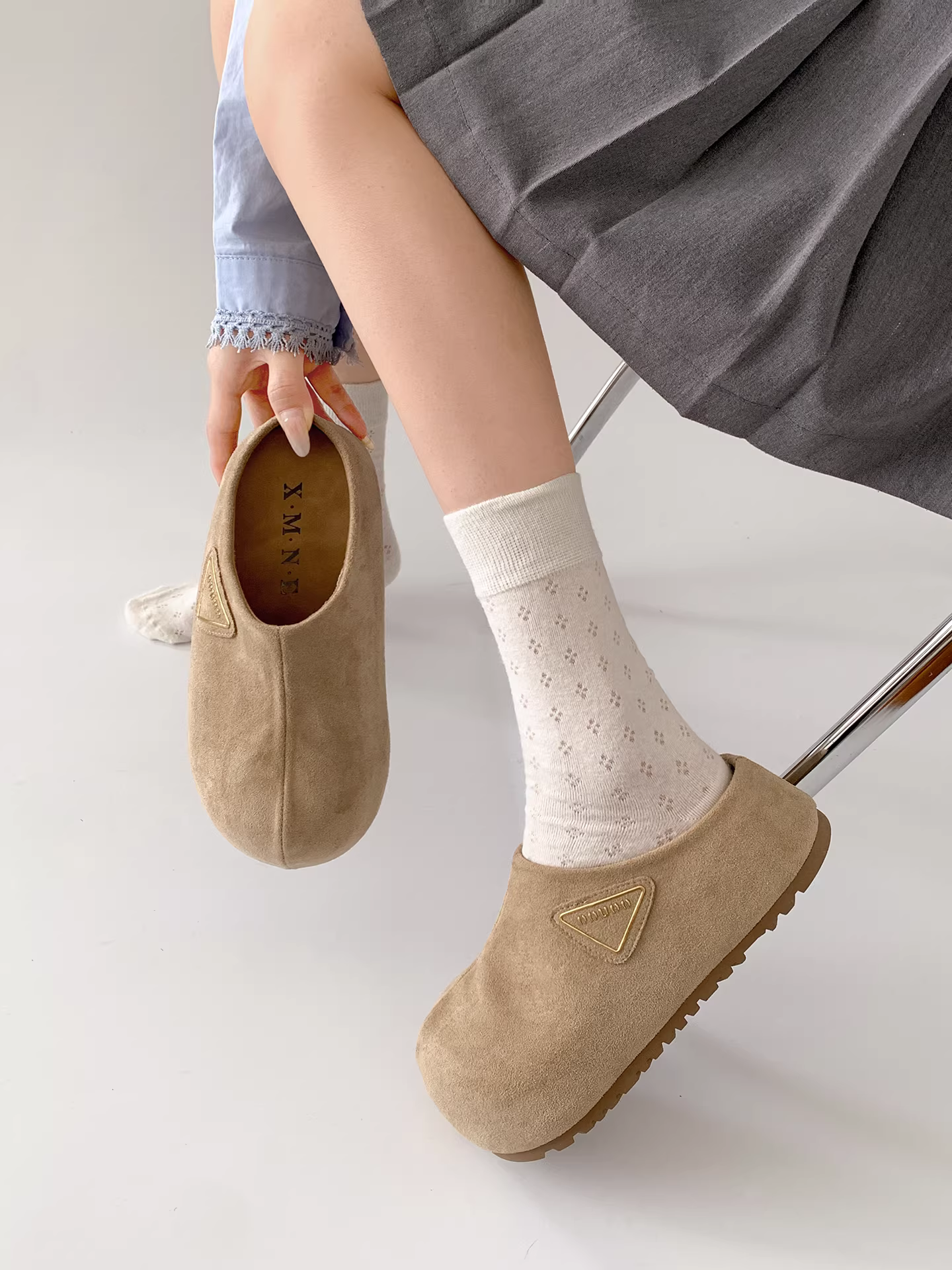 Dép nữ đế dày chống trơn kiểu retro phổ biến, đi ngoài trời mùa thu, giày Birkenstock đế mềm đa năng kiểu nửa dép mới năm 2025