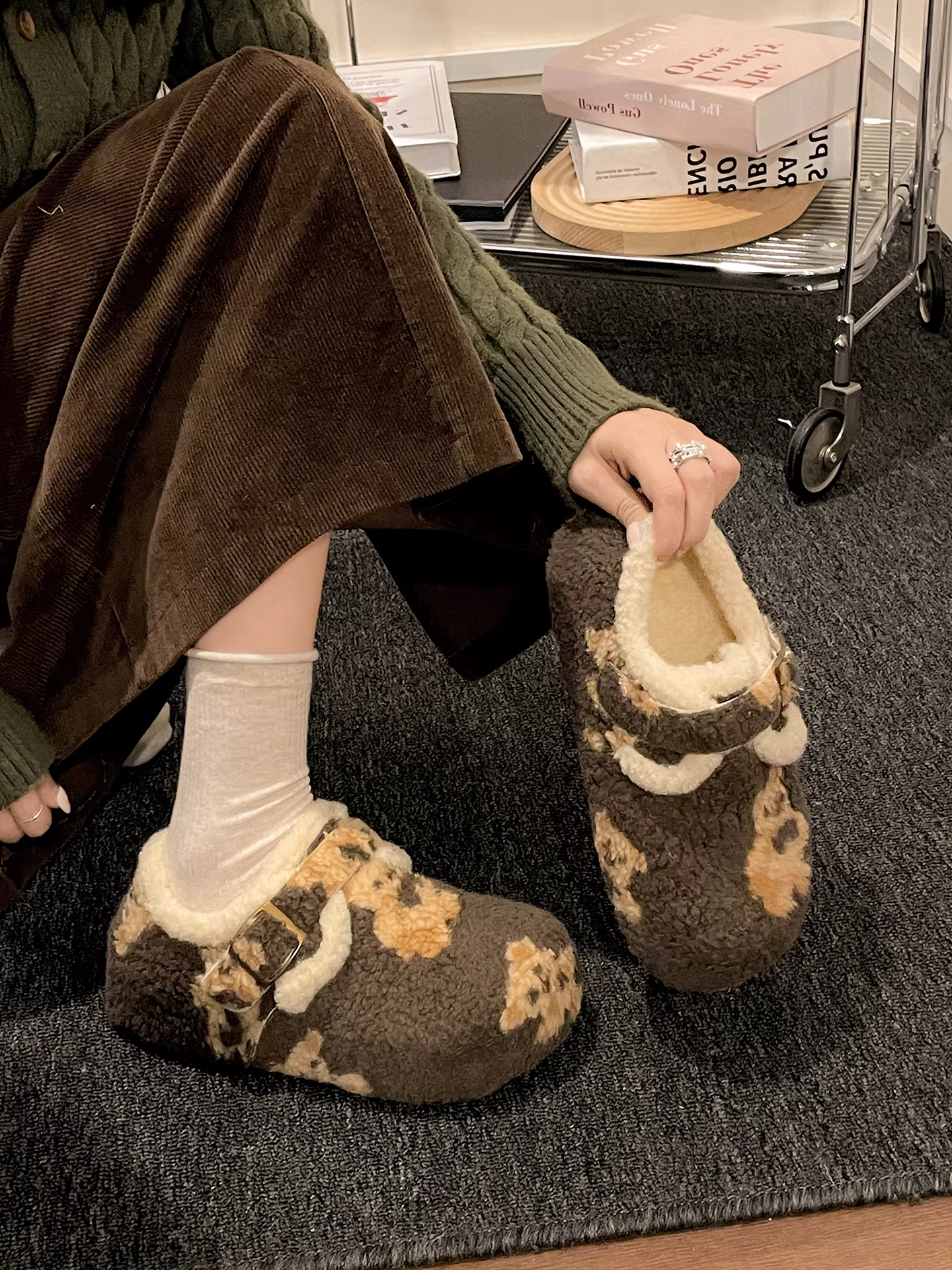 Giày lông dày đế dày kiểu Pháp cổ điển màu nâu dành cho nữ, thích hợp để mang ngoài trời, mẫu mới mùa đông 2025, lót lông cừu, dày dặn, ấm áp, giày cotton Đông Bắc.