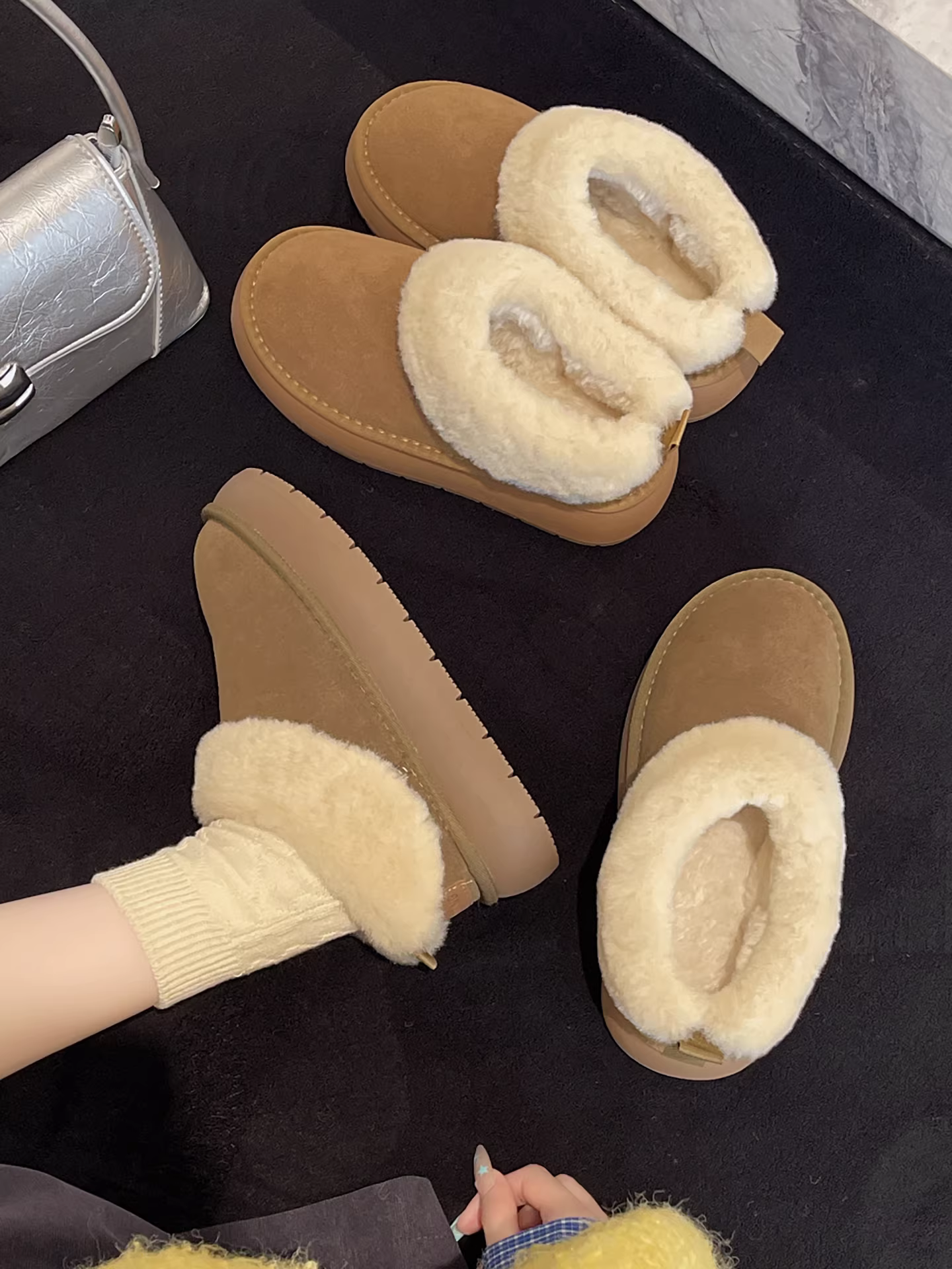 Giày bông nữ đế dày lót lông mềm mại phong cách retro, giày Birkenstock lông dày mùa đông mới 2025.