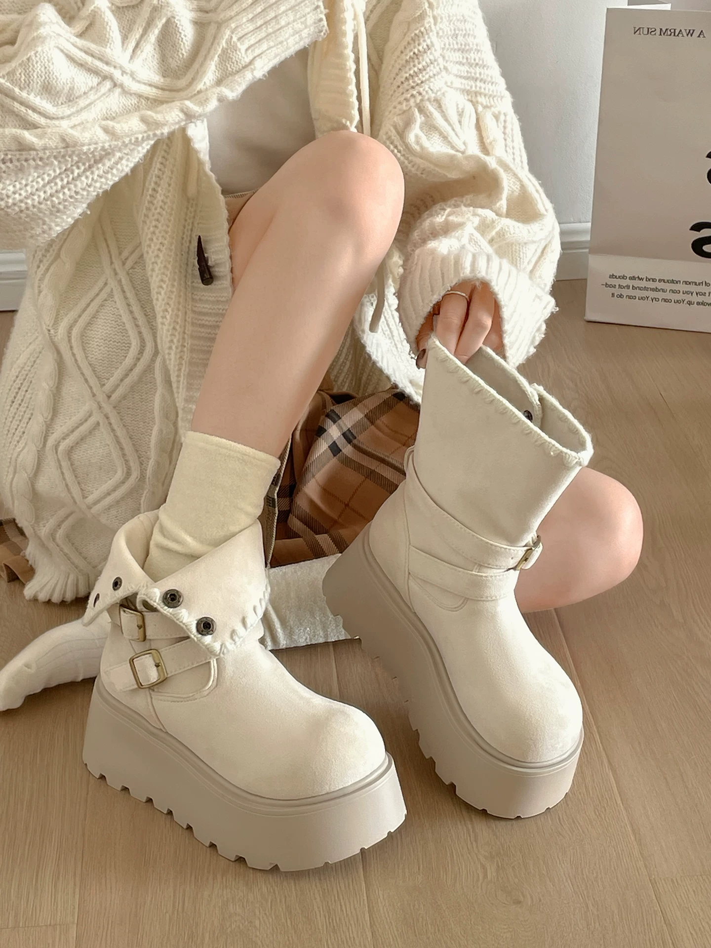 Giày bốt đế dày cổ điển màu trắng dành cho nữ, kiểu thu đông 2025 mới, phối cùng chân váy giúp trông thon gọn và cao hơn, kiểu bốt ngắn phong cách Birkenstock.