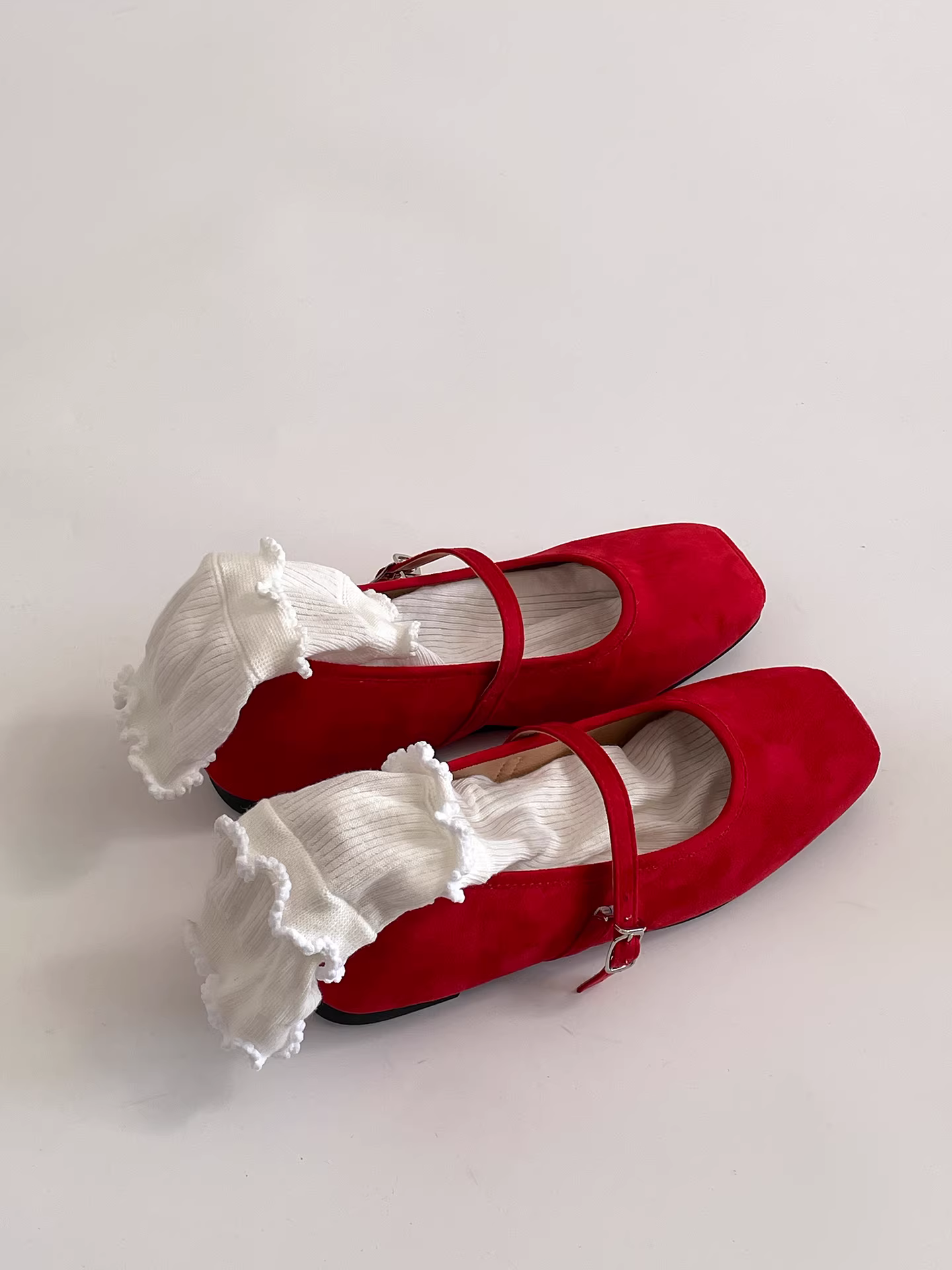 Giày bệt đế bằng mũi vuông kiểu retro màu đỏ dành cho nữ, kiểu mới mùa thu 2025, phù hợp với chân váy, giày Mary Jane đế mềm.