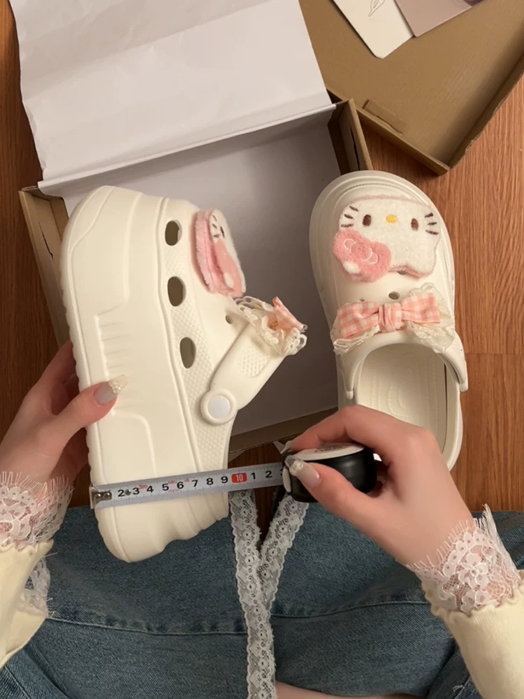 Dép clog đế dày dễ thương kiểu hoạt hình, tạo cảm giác như bước trên phân, dành cho nữ, mẫu mới hè 2025, tăng chiều cao, đa năng, đi ngoài trời.