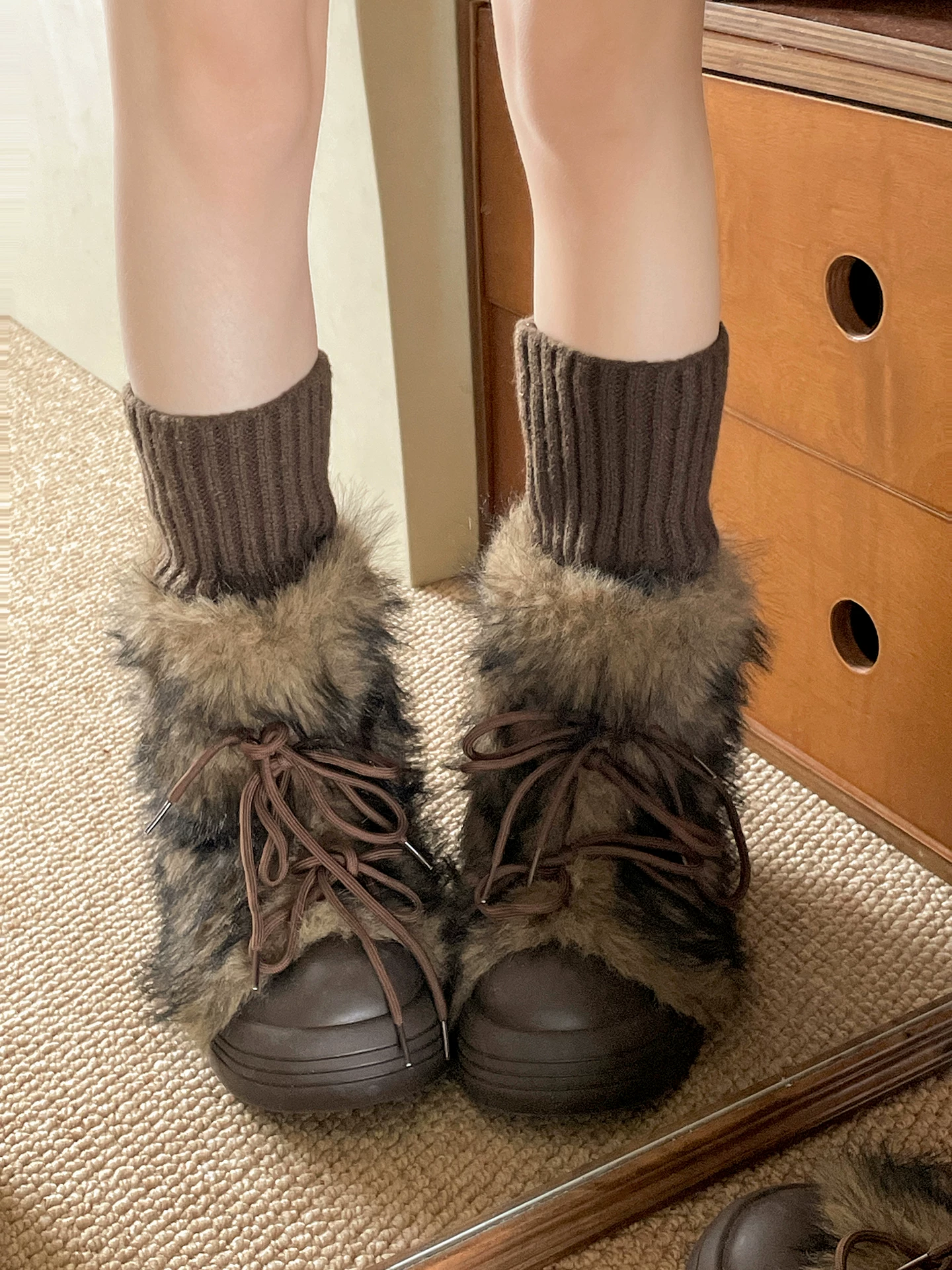 Giày bốt tuyết đế dày lót lông cừu đen dành cho nữ, mẫu mới mùa đông 2025, giữ ấm, chống trơn trượt, lót bông mềm mại.