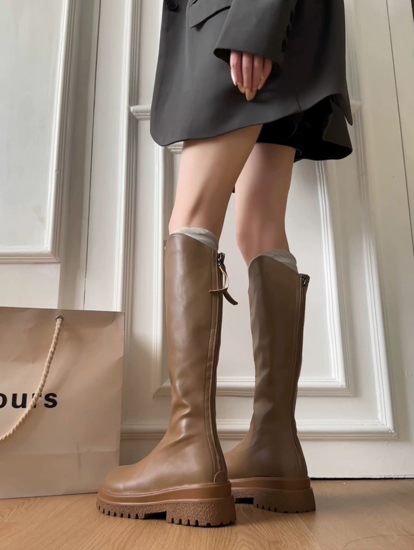 Giày bốt nữ đế dày phong cách retro đa năng màu trắng kiểu phương Tây, bốt cao cổ mùa thu mới 2025, giúp thon gọn và tăng chiều cao, kiểu bốt hiệp sĩ