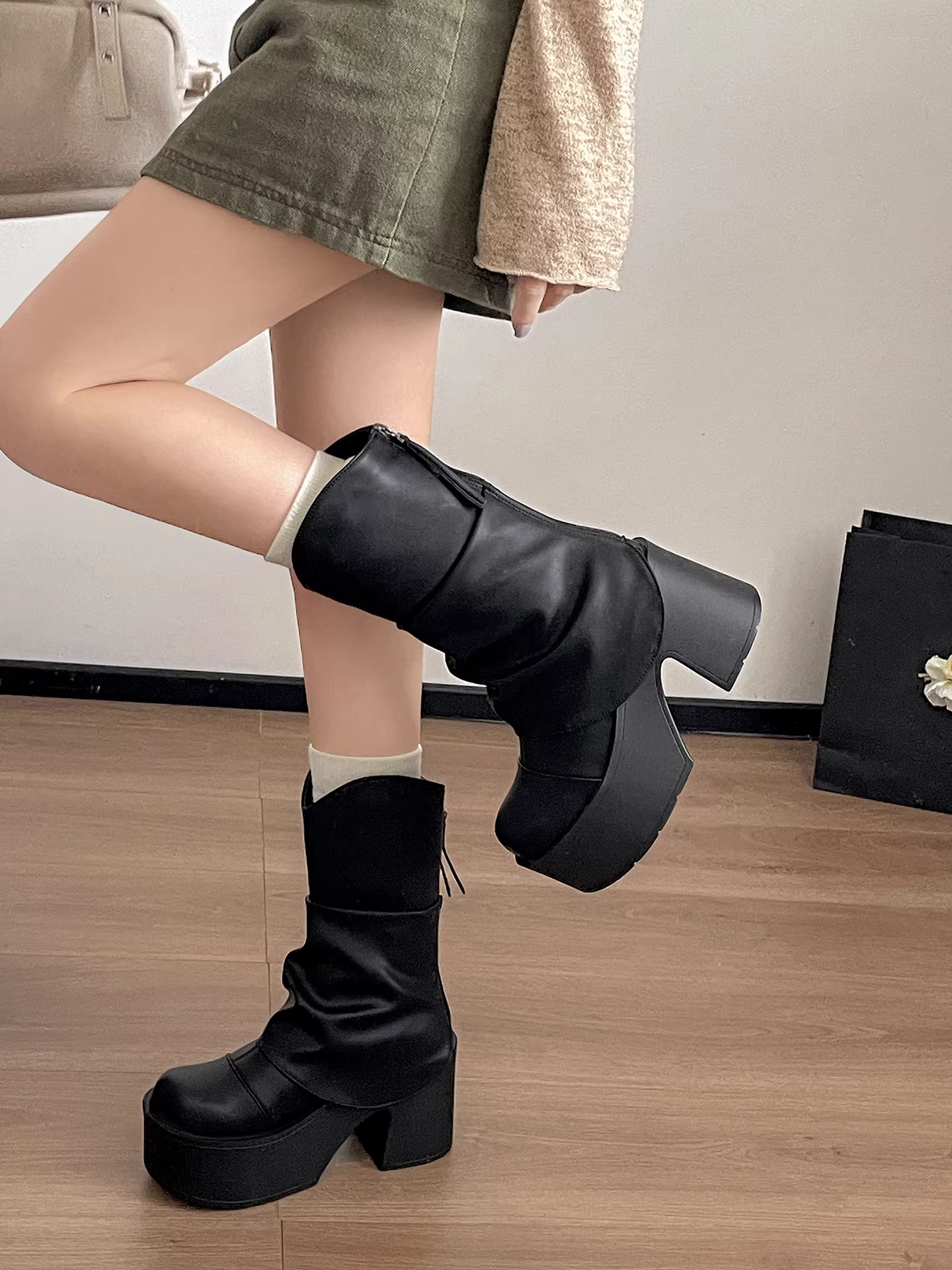 Giày bốt cao gót đế dày kiểu Anh đen dành cho nữ, mẫu mới thu đông 2025, tăng chiều cao và thon gọn đến giữa bắp chân.
