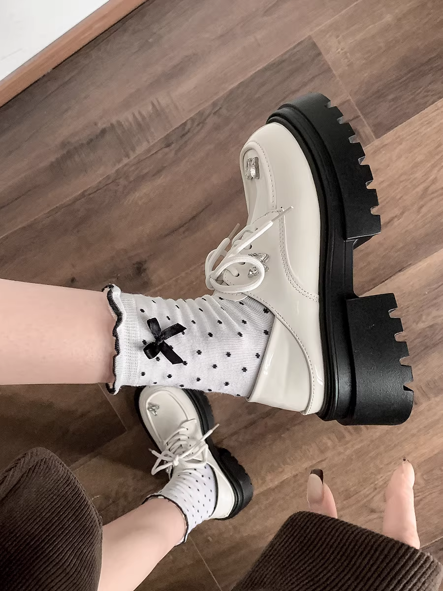 Giày da nữ đế dày kiểu Anh cổ điển màu trắng retro, kiểu dáng mùa thu mới 2025, phối được với chân váy, kiểu Mary Jane.