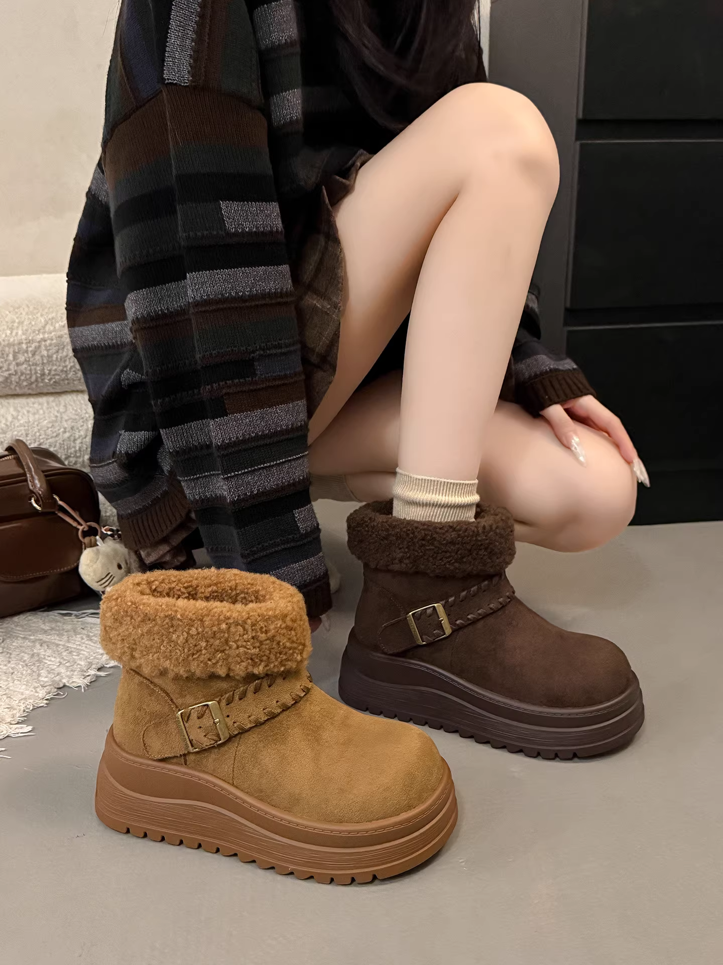 Giày bốt đi tuyết đế dày, lót lông cừu, kiểu cổ điển, tăng chiều cao dành cho nữ, giày cotton ấm áp ngoài trời chống trượt mùa đông mới năm 2025.