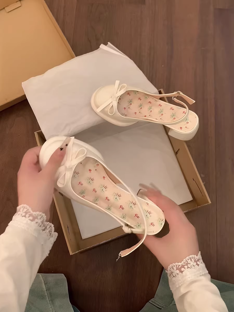 Dép cao gót kiểu Pháp cổ điển màu trắng dành cho nữ, mẫu mới hè 2025, phối cùng chân váy và dép tăng chiều cao