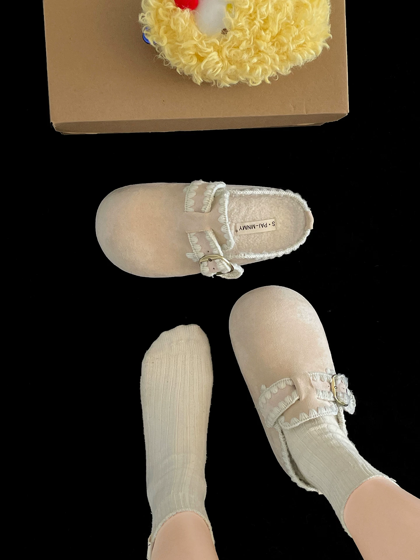 Giày Birkenstock đế dày chống trượt kiểu cổ điển màu trắng dành cho nữ 2025 mới mùa thu đông lót lông mềm mại đế mềm dép bít mũi lông mềm