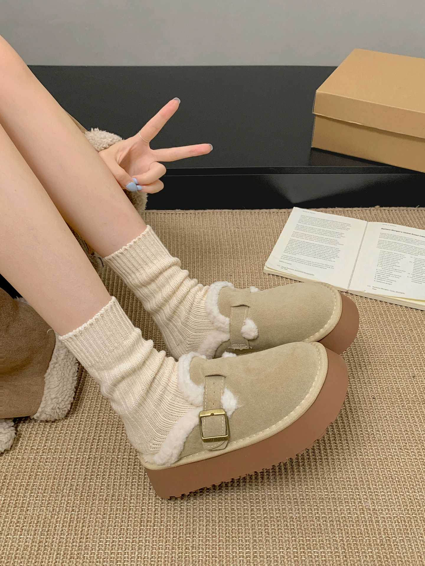 Đôi dép lông mềm dày đế cao cổ điển màu nâu dành cho nữ, mẫu mới mùa đông 2025, giữ ấm, đi ngoài trời, chống trơn trượt, kiểu Birkenstock, chất liệu cotton