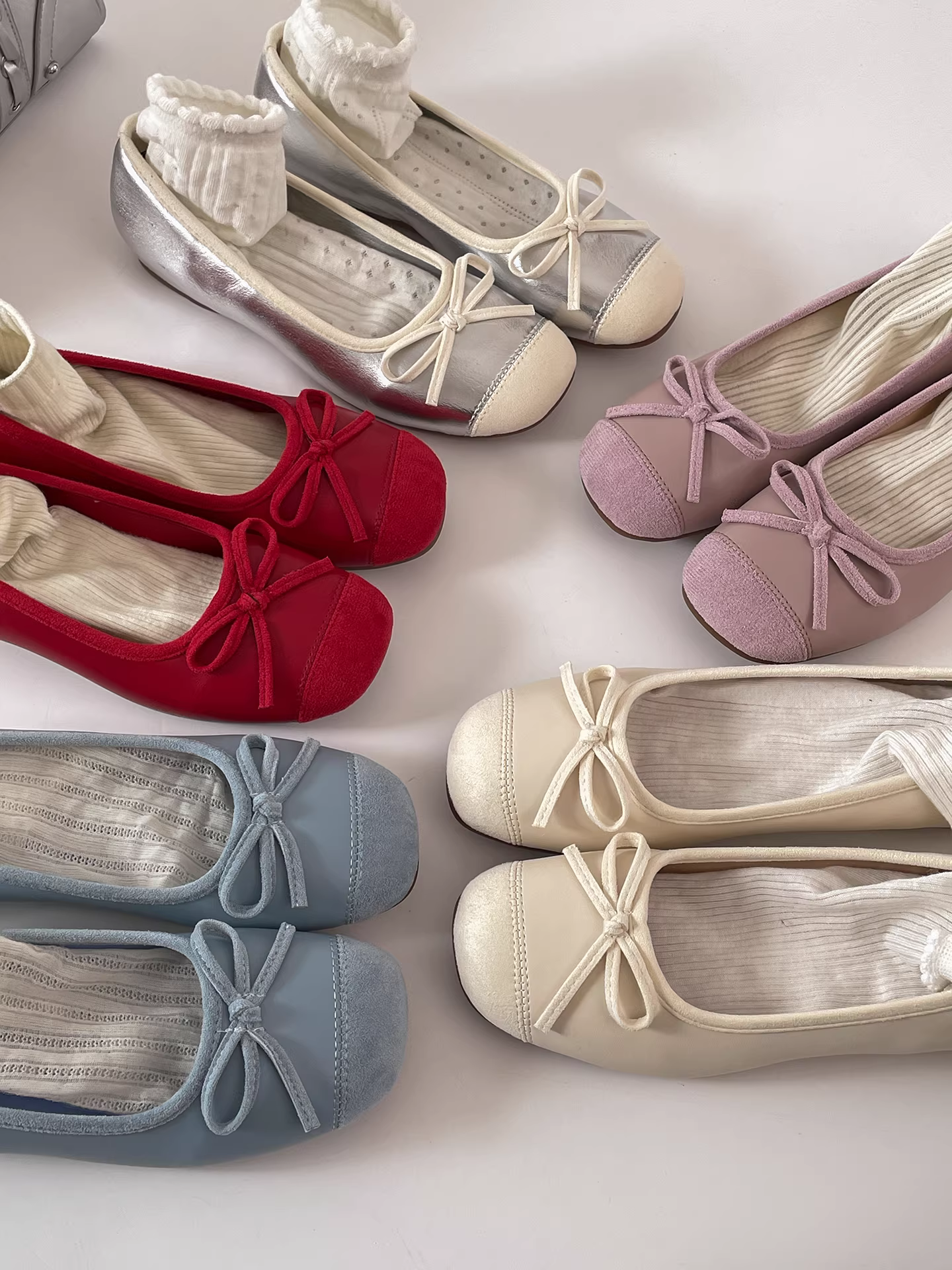 Giày bệt mũi vuông màu bạc dành cho nữ, kiểu mới mùa thu 2025, thích hợp phối cùng váy, giày Mary Jane tăng chiều cao.