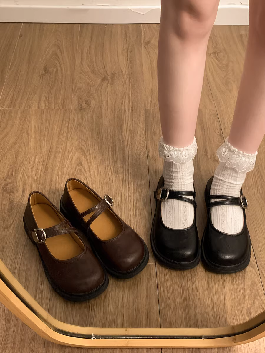 Giày da bệt đen cổ điển nữ, kiểu thu đông 2025 mới, giày Mary Jane kiểu Pháp phối chân váy.