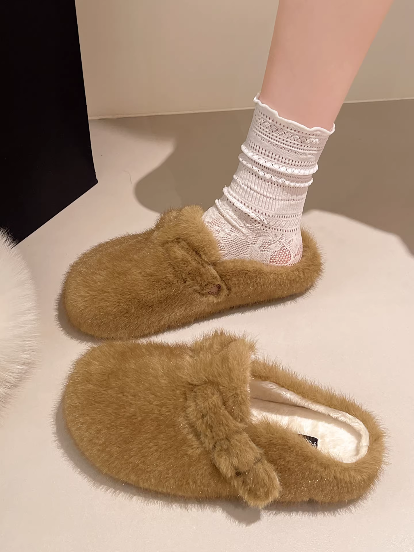 Đôi dép lông dày đế chống trơn kiểu retro màu trắng dành cho nữ, dùng được ngoài trời mùa đông, kiểu mới 2025, dép bông kiểu Birkenstock lót lông giữ ấm.