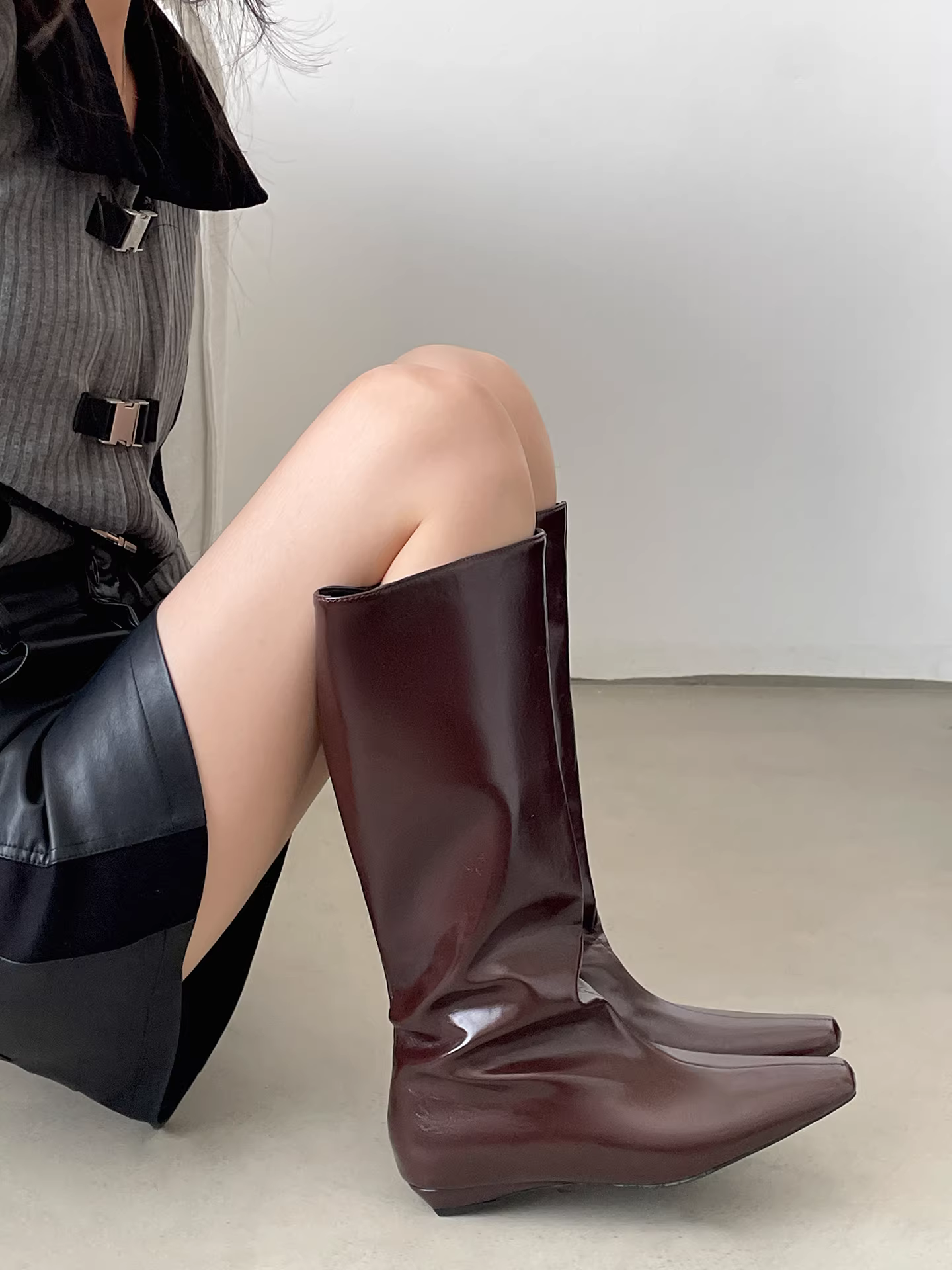 Giày bốt nữ mũi nhọn gót thấp kiểu Anh Nam, bốt dài mùa thu đông 2025 mới, kiểu dáng thon gọn, cổ điển, phong cách cưỡi ngựa