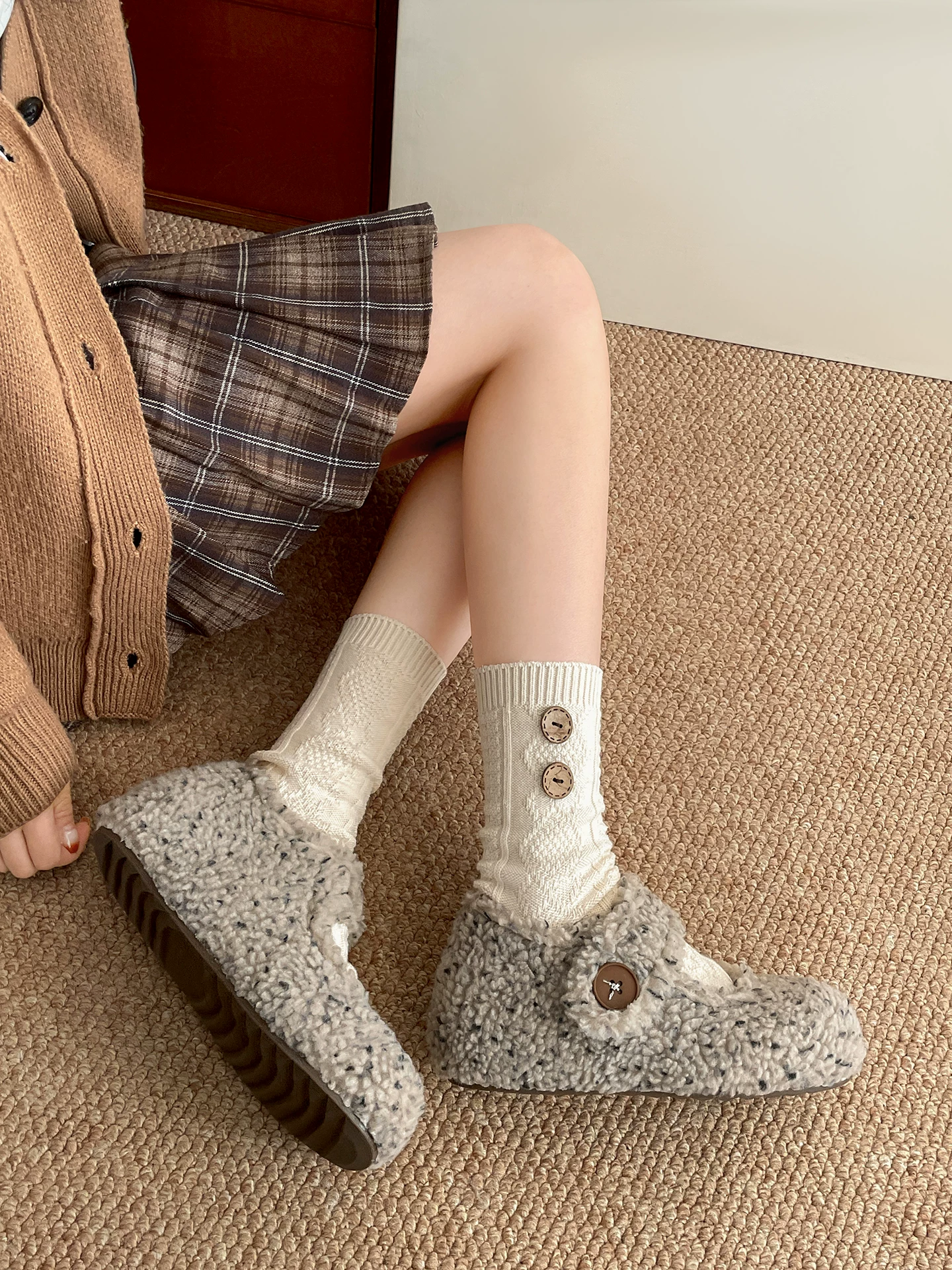 Giày nữ lót lông cừu trắng giữ ấm đế dày đi ngoài trời kiểu Birkenstock mùa đông 2025 mới tăng chiều cao chống trơn dày dặn