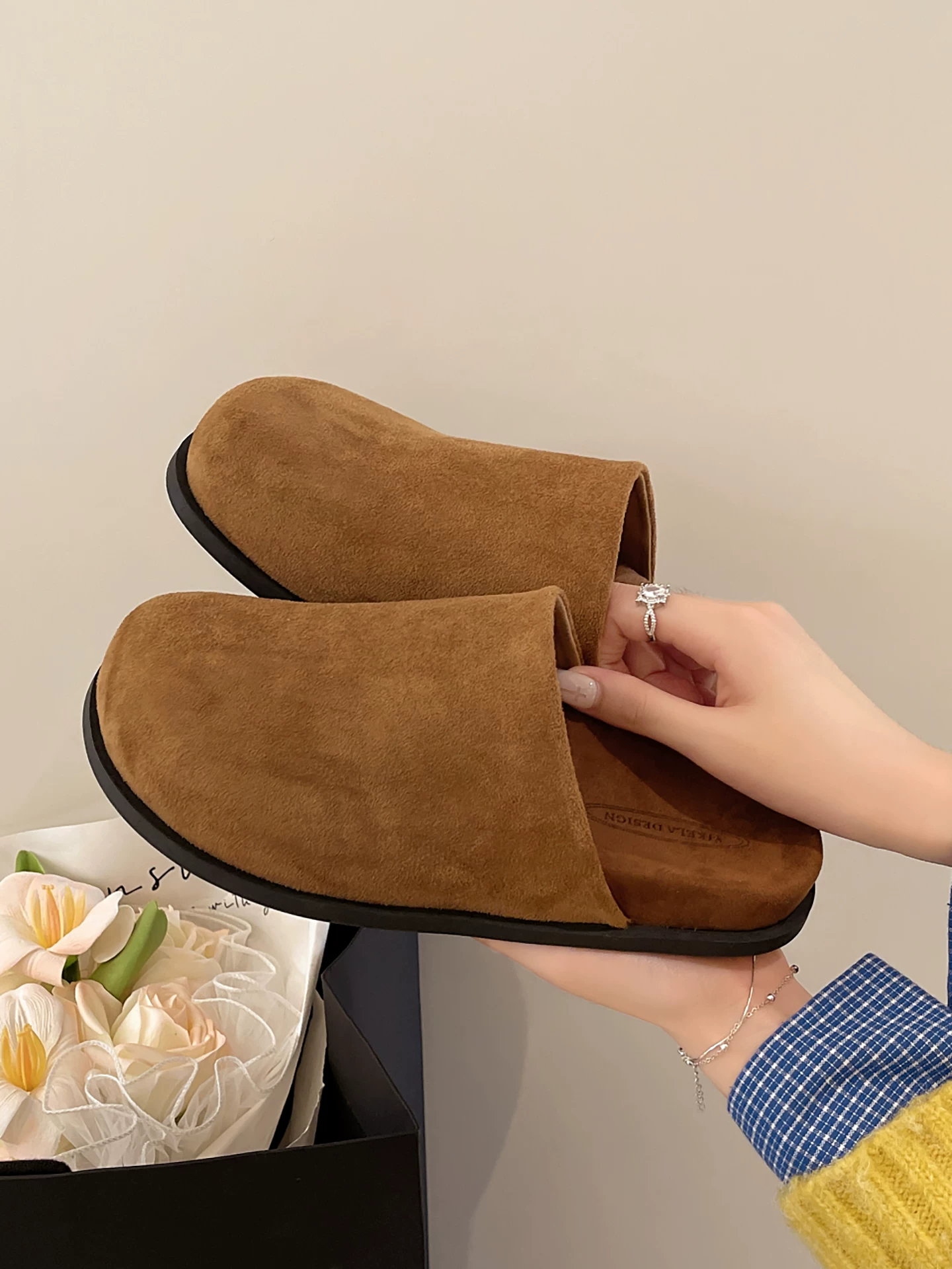 Dép nữ đế dày chống trơn, kiểu cổ điển nổi tiếng trên mạng, kiểu mới mùa thu 2025, thích hợp phối cùng váy, kiểu dép nửa kín kiểu Birkenstock.