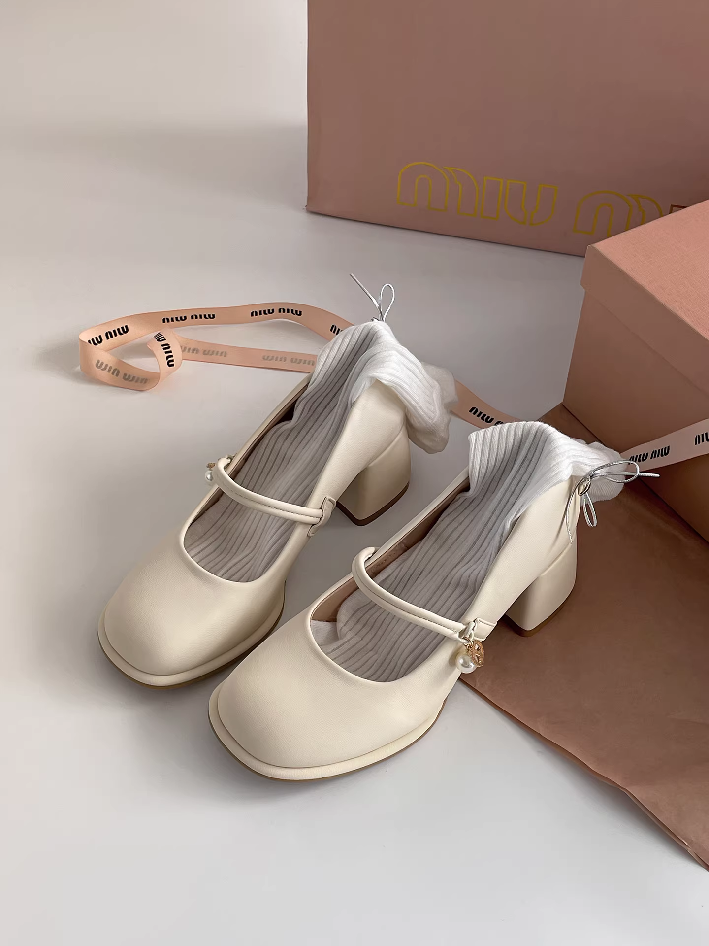 Giày bệt nữ kiểu Pháp cổ điển màu đen, gót dày, miệng giày nông, mùa thu 2025, kiểu mới cao cấp, phối chân váy, đế mềm, kiểu Mary Jane