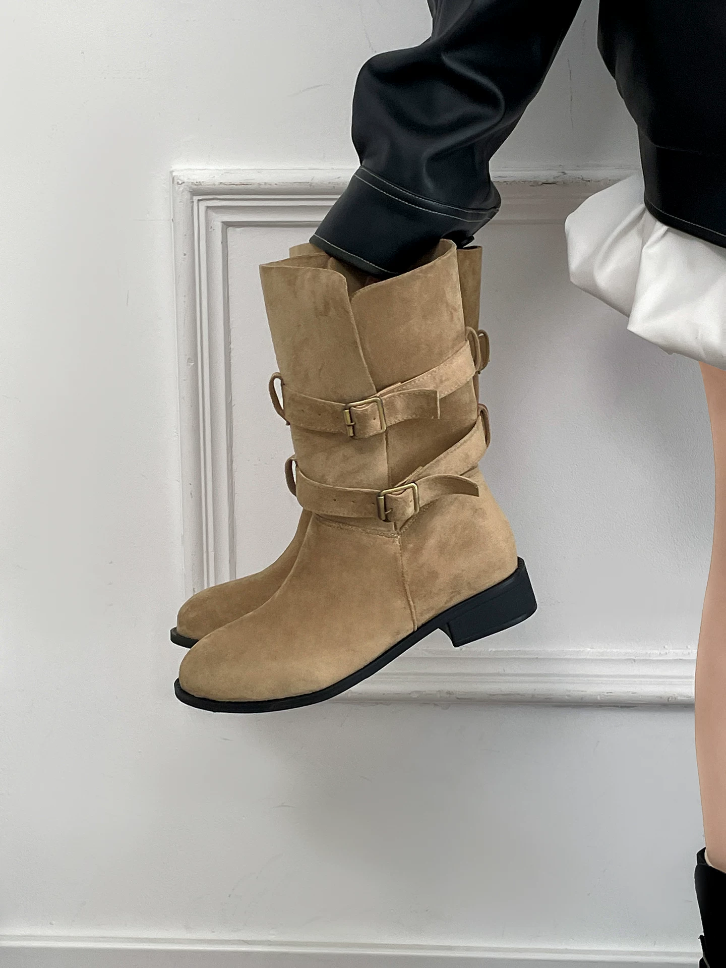 Giày bốt cao đến giữa bắp chân kiểu retro màu kaki, đế thô, dành cho nữ, kiểu dáng thu đông 2025 mới, phối cùng chân váy để trông thon gọn hơn, kiểu bốt phương Tây.