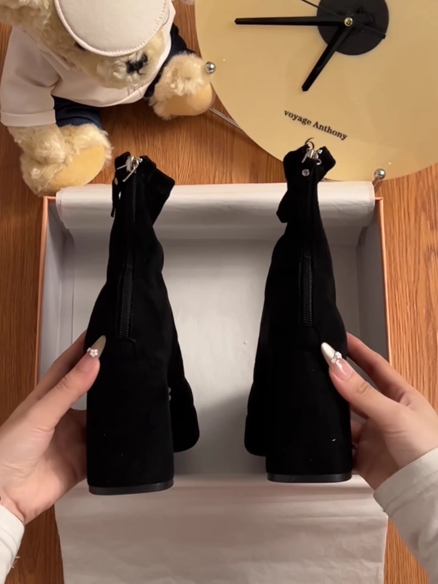 Giày bốt Martin cao gót đế dày kiểu Anh đen dành cho nữ, mẫu mới thu đông 2025, kiểu dáng cổ điển, tôn dáng, ngắn.