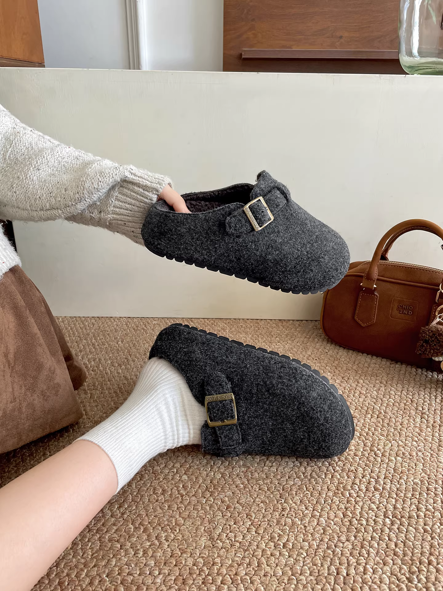 Giày Birkenstock đế dày nhung đen cổ điển dành cho nữ 2025 kiểu dáng thu đông mới với chân váy và dép bông đế mềm chống trơn trượt