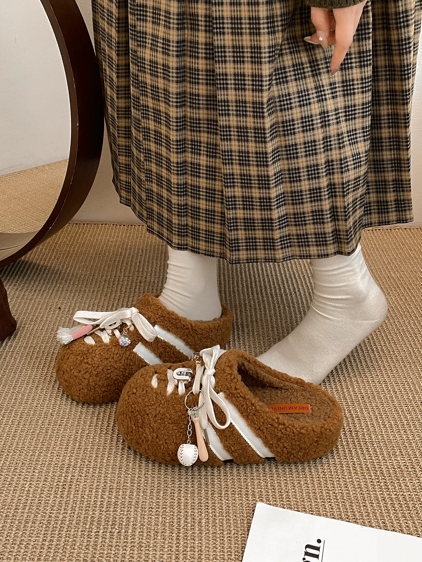 Đôi dép lông dày đế cao kiểu Pháp cổ điển Nanzai Nanfang dành cho nữ, mẫu mới mùa đông 2025, giữ ấm khi đi ngoài trời