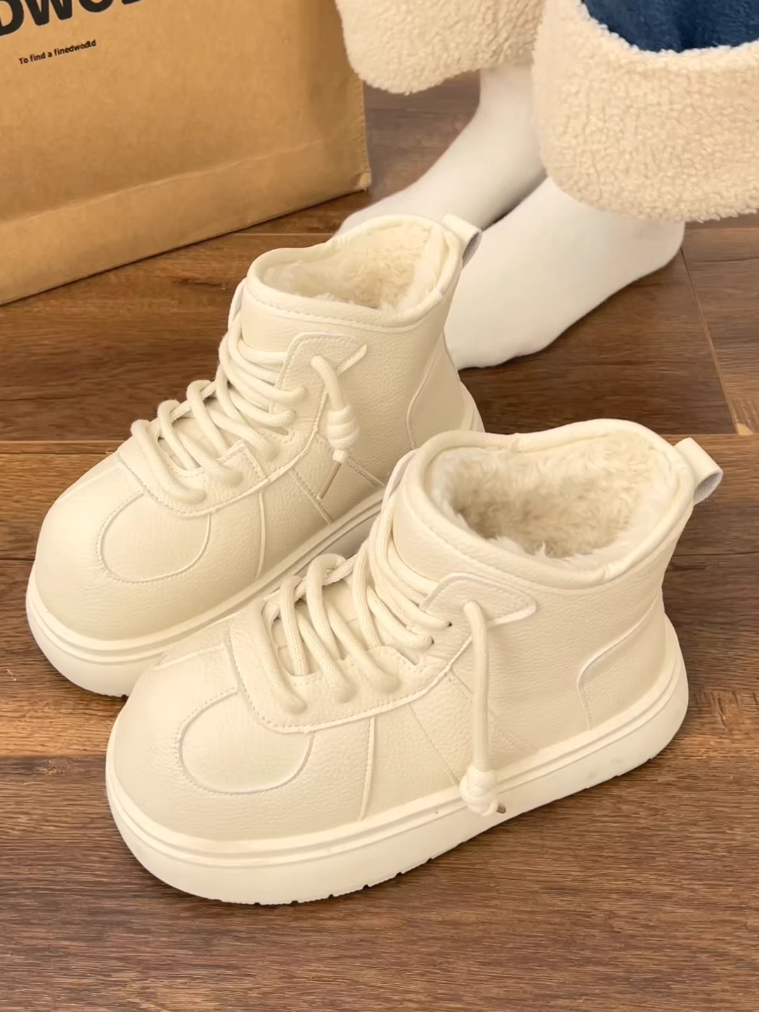 Giày bốt tuyết đế dày màu trắng dành cho nữ, kiểu dáng mùa đông mới 2025, lót lông cừu, dày dặn, giày cotton ấm áp.