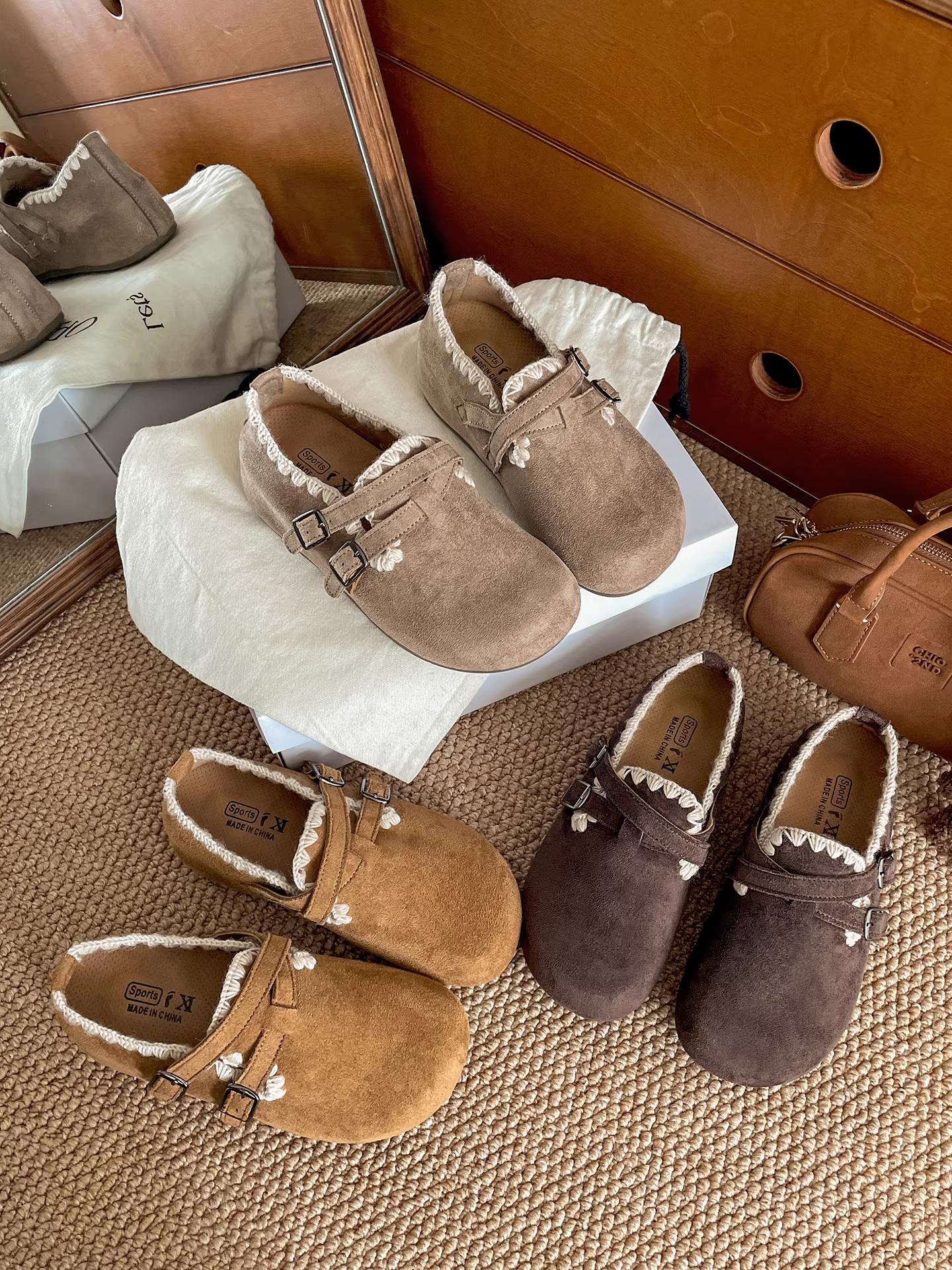 Giày Birkenstock đế dày cổ điển, che kín toàn bộ bàn chân dành cho nữ, mẫu thu/đông 2025 mới, phối cùng chân váy, tăng chiều cao, lót lông cừu, chất liệu cotton.