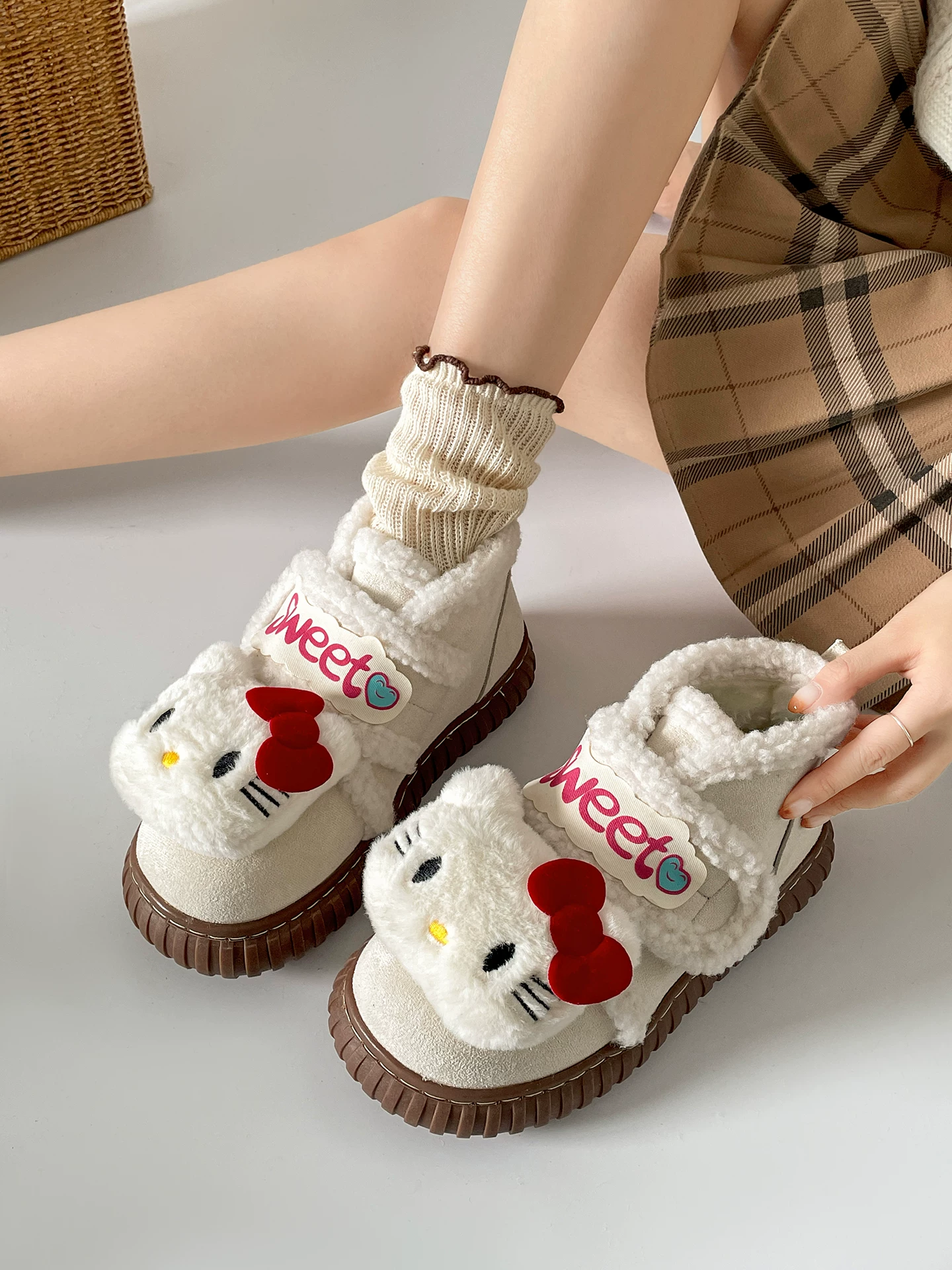Giày bốt tuyết đế dày ấm áp hoạt hình màu trắng dành cho nữ, kiểu dáng mùa đông mới 2025, lót lông cừu và dày dặn, giày cotton kiểu Birkenstock lông xù.