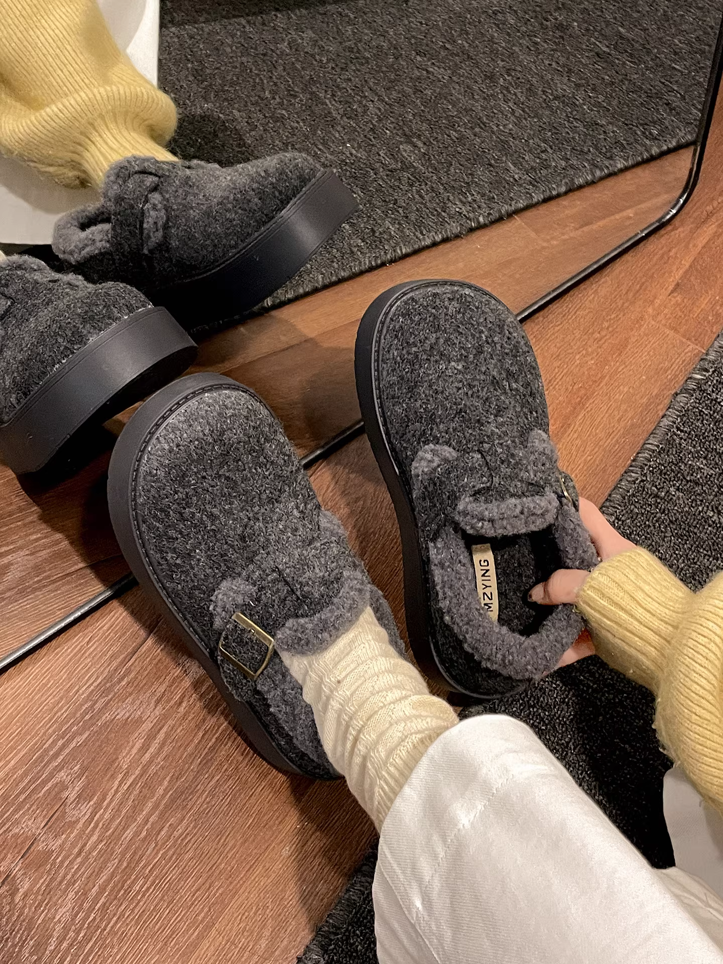 Giày đế xuồng kiểu Birkenstock màu xám cổ điển, lót lông cừu và dày dặn dành cho nữ, giày bông giữ ấm mùa đông mới năm 2025, thích hợp đi ngoài trời khi trời tuyết.