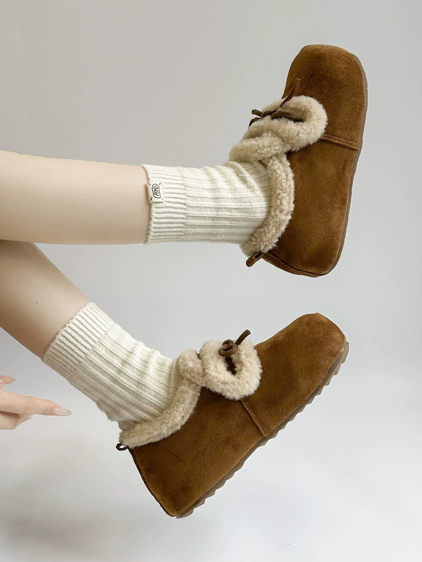 Giày cotton Birkenstock đế dày phong cách cổ điển kiểu Pháp màu nâu dành cho nữ, mẫu mới mùa đông 2025, ấm áp và lót lông cừu, thích hợp để đi ngoài trời, ủng đi tuyết chống trượt.