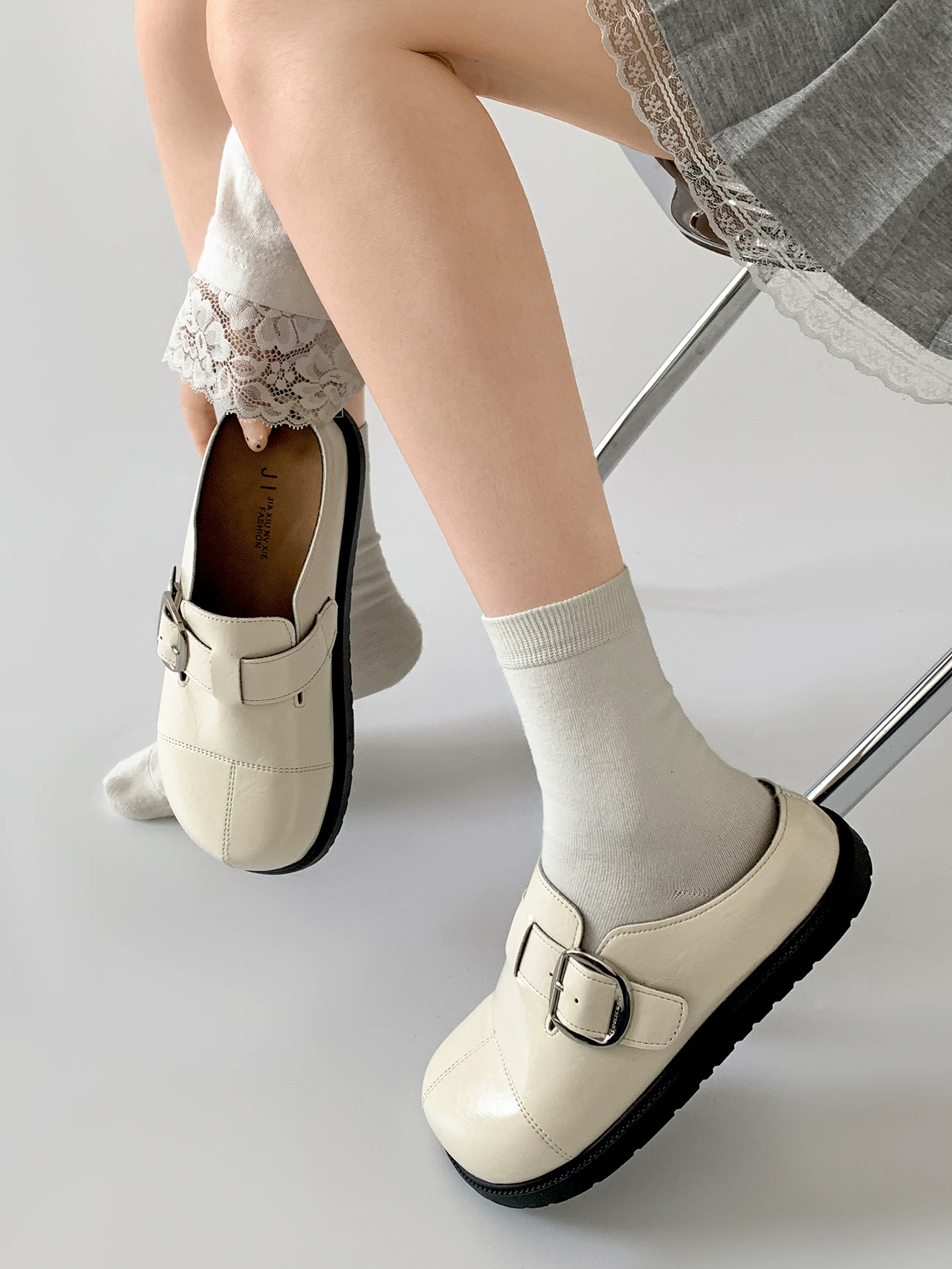 Dép bệt nữ màu trắng cổ điển, chống trơn, mũi kín, kiểu mới mùa thu 2025, đế mềm tăng chiều cao, kiểu Birkenstock.