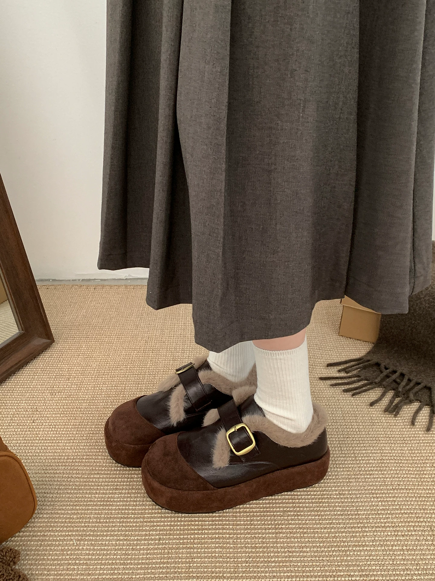 Giày bông đế dày giữ ấm kiểu retro màu nâu dành cho nữ, mặc ngoài trời mùa đông, kiểu dáng mới 2025, giày Birkenstock lông thú tăng chiều cao.