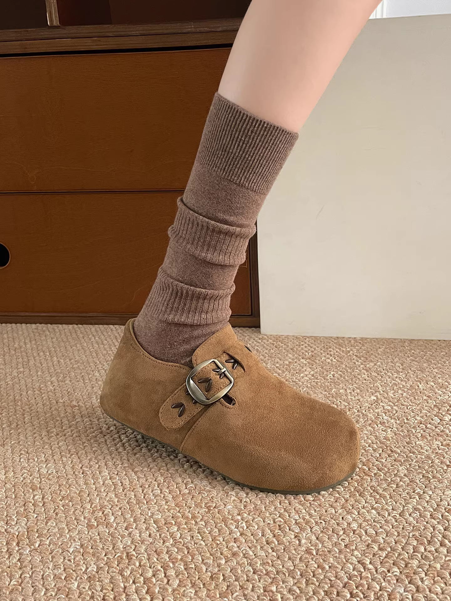 Giày Birkenstock đế dày tăng chiều cao kiểu cổ điển, ôm chân, dành cho nữ, kiểu dáng thu đông 2025 mới, giày đơn giản đa năng, phối hợp rất tốt với chân váy.