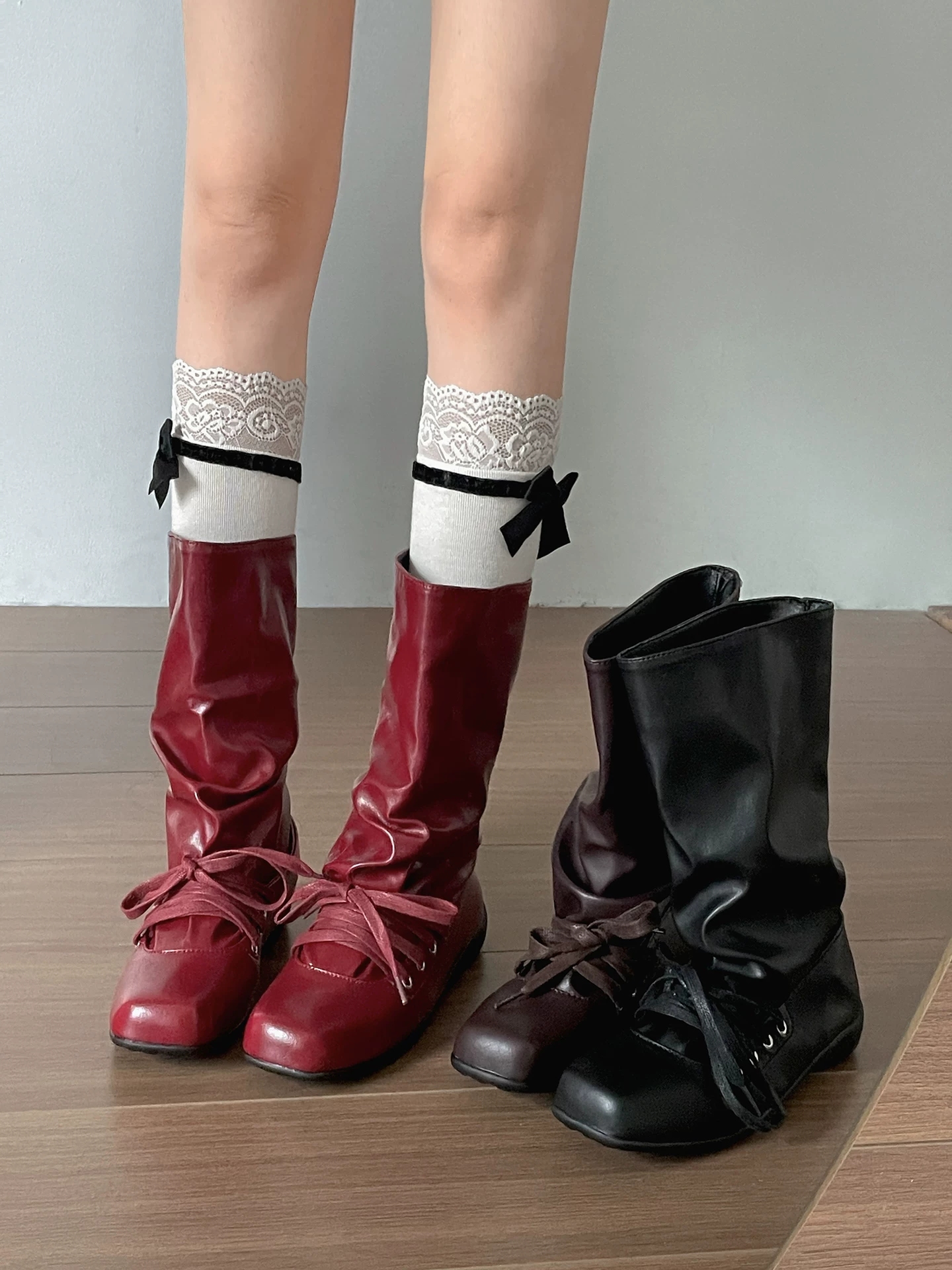 Giày bốt nữ đế bằng mũi vuông đa năng kiểu retro màu nâu, kiểu mới mùa thu 2025, phối cùng chân váy, kiểu dáng xòe rộng phong cách miền Tây.