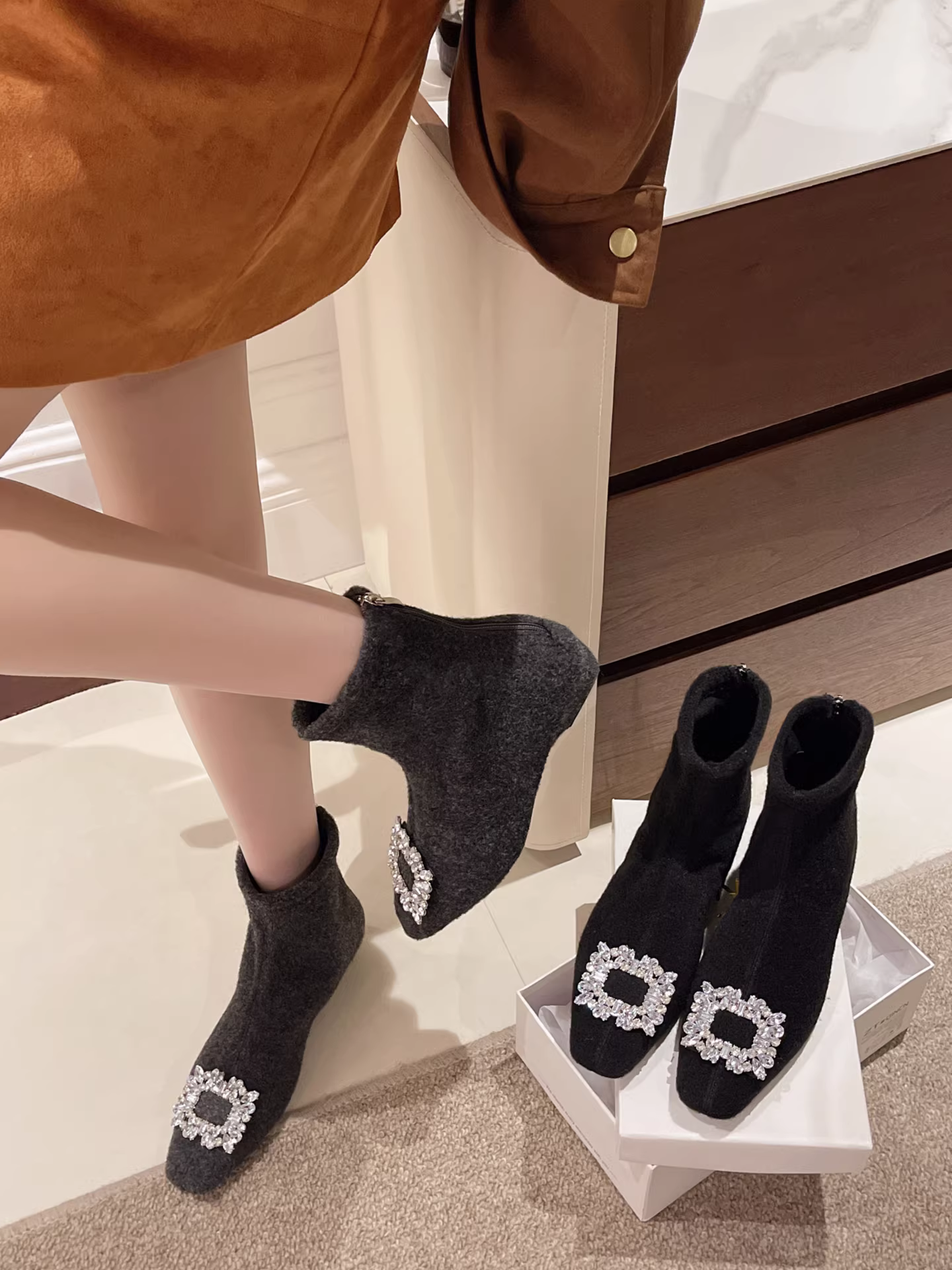 Giày bốt cổ ngắn đế thô, mũi vuông, kiểu retro đen, tăng chiều cao dành cho nữ, kiểu dáng thu đông 2025, phối cùng chân váy, kiểu bốt tất thun ôm sát.