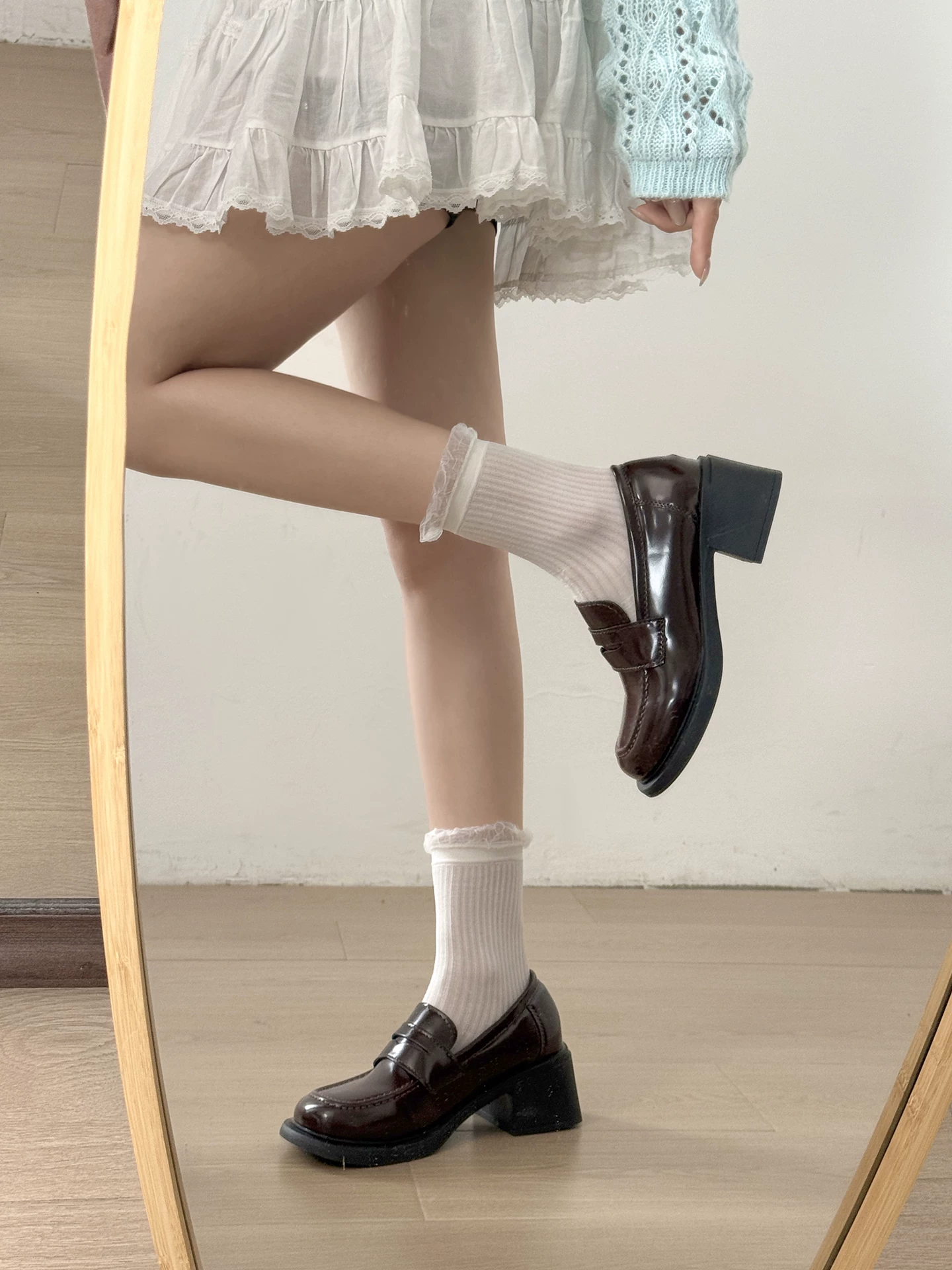 Giày da nữ kiểu Anh, đế xuồng nhỏ, tăng chiều cao, màu nâu, kiểu dáng cổ điển mùa thu năm 2025, phối cùng chân váy