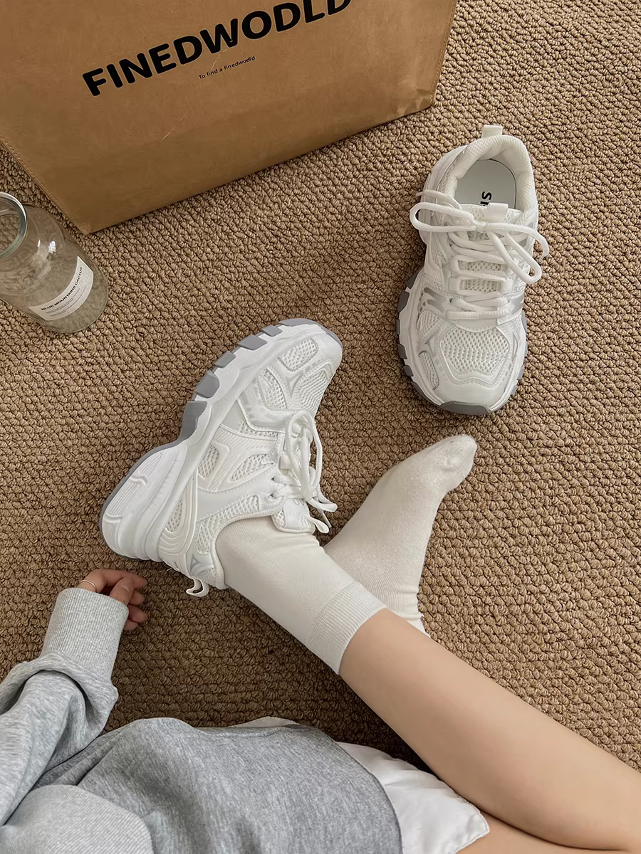 Giày thể thao đế bằng đa năng màu trắng dành cho nữ, mẫu mới mùa thu 2025, nhẹ và kiểu dáng cổ điển