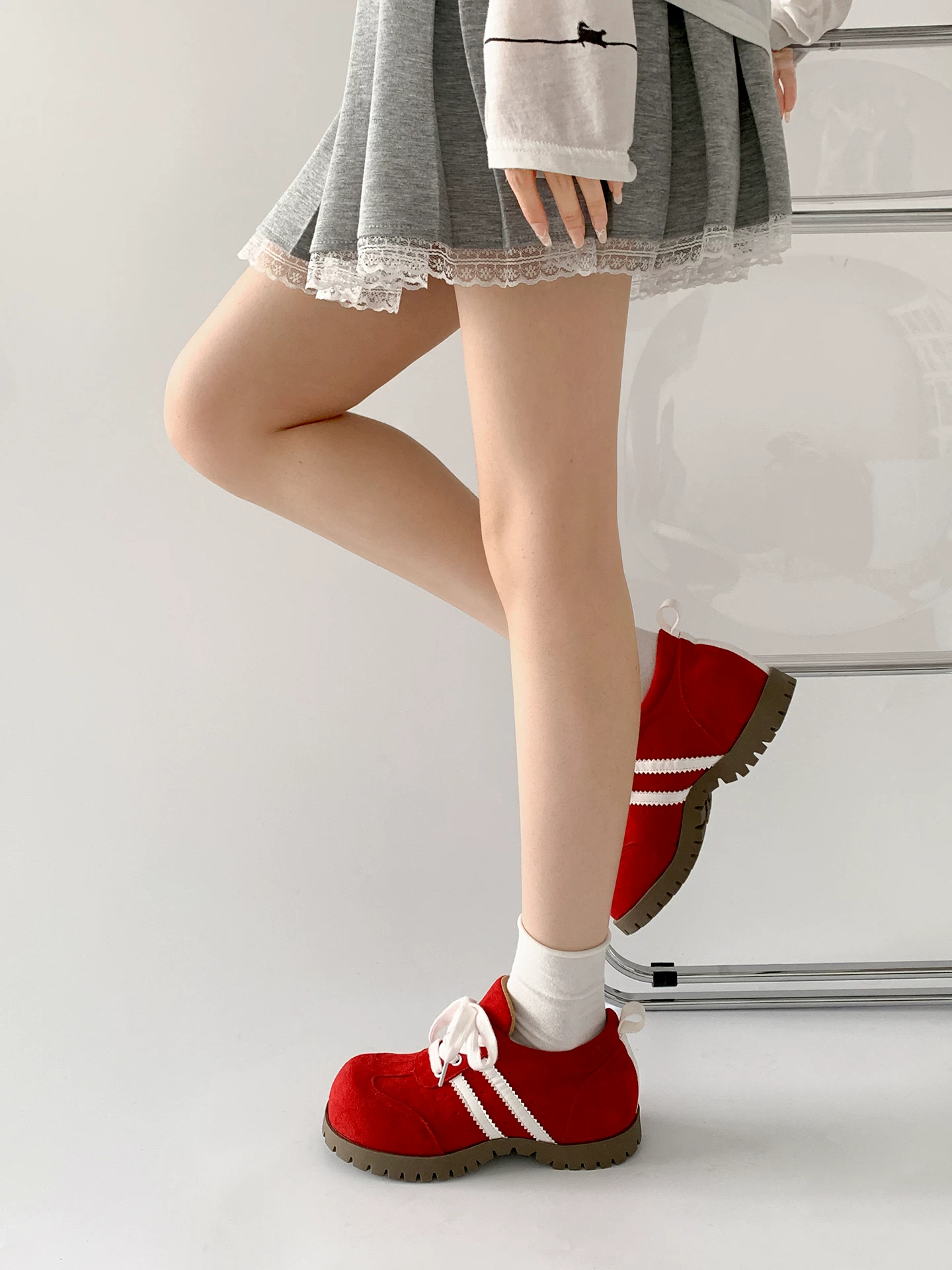 Giày thể thao nữ đế dày kiểu Đức, mũi tròn, màu đỏ cổ điển, tăng chiều cao, mùa thu mới 2025, phong cách Birkenstock, đa năng, thường ngày