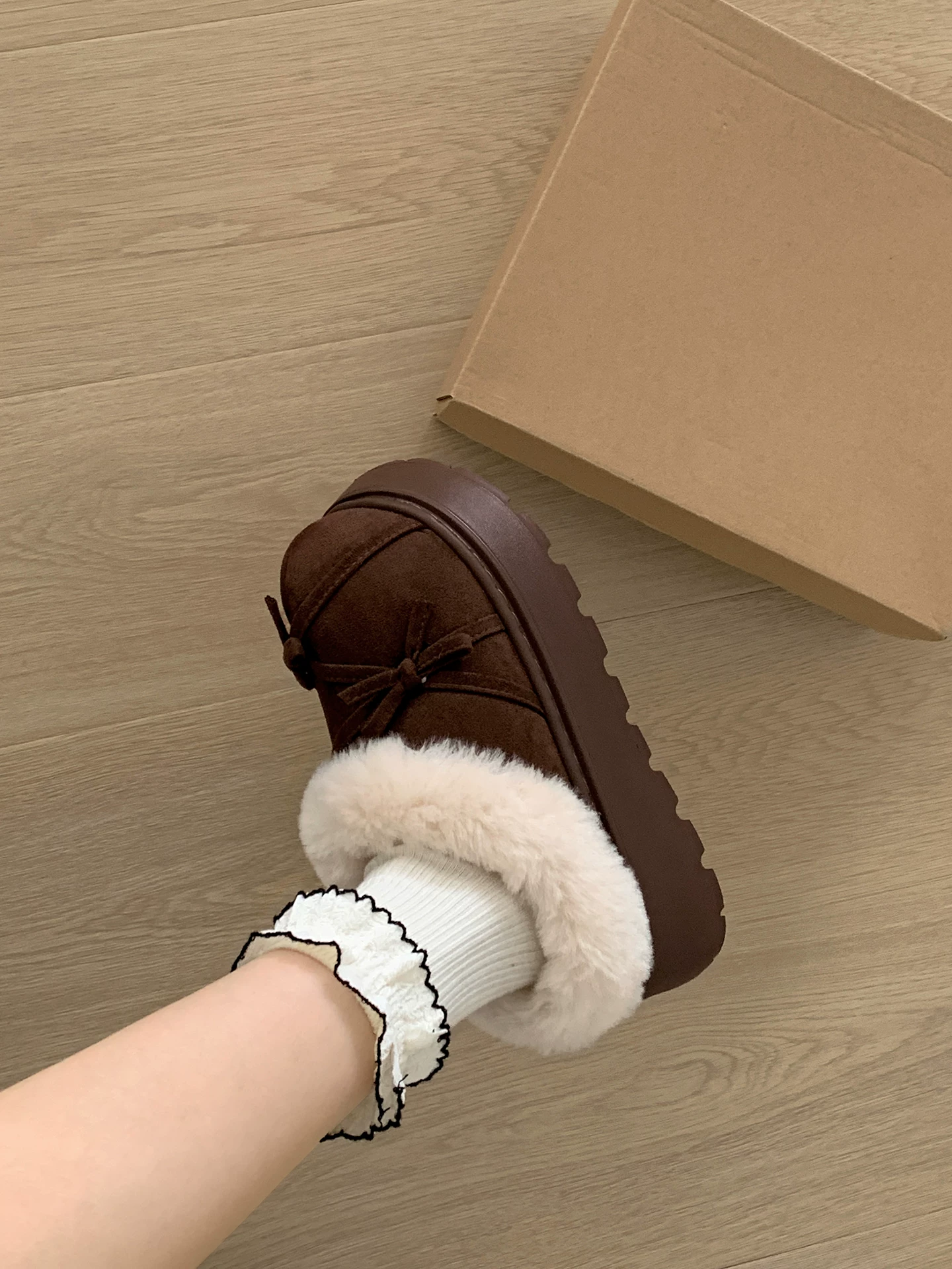 Đôi dép lông dày đế chống trơn kiểu retro phổ biến dành cho nữ, thích hợp để mang ngoài trời, dép bông đế mềm tăng chiều cao đa năng mùa thu đông 2025.