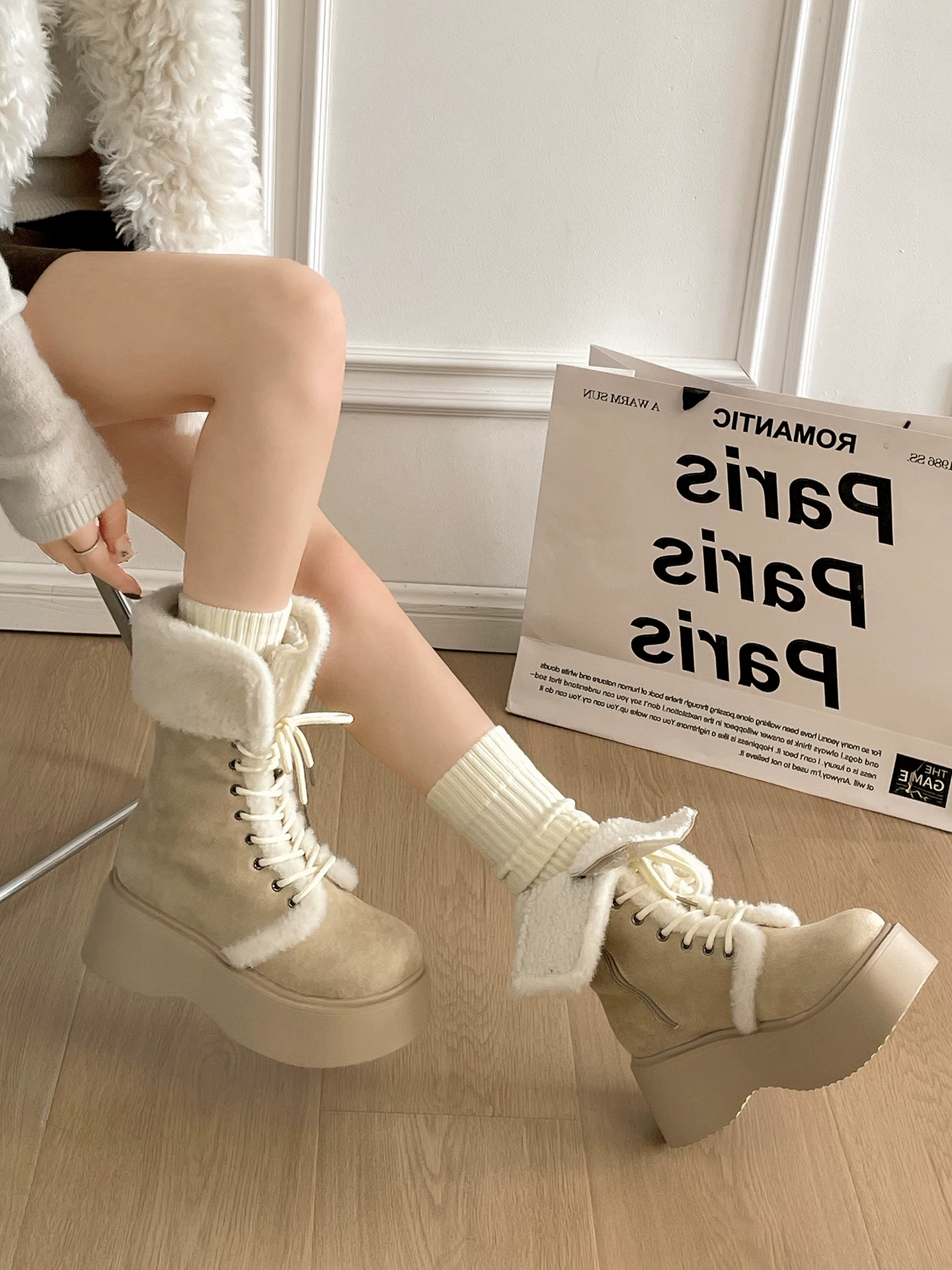 Giày bốt tuyết đế dày ngắn, lót lông cừu cổ điển màu trắng, chống trơn trượt, giữ ấm dành cho nữ, mẫu mới mùa đông 2025, giày bông dày dặn.