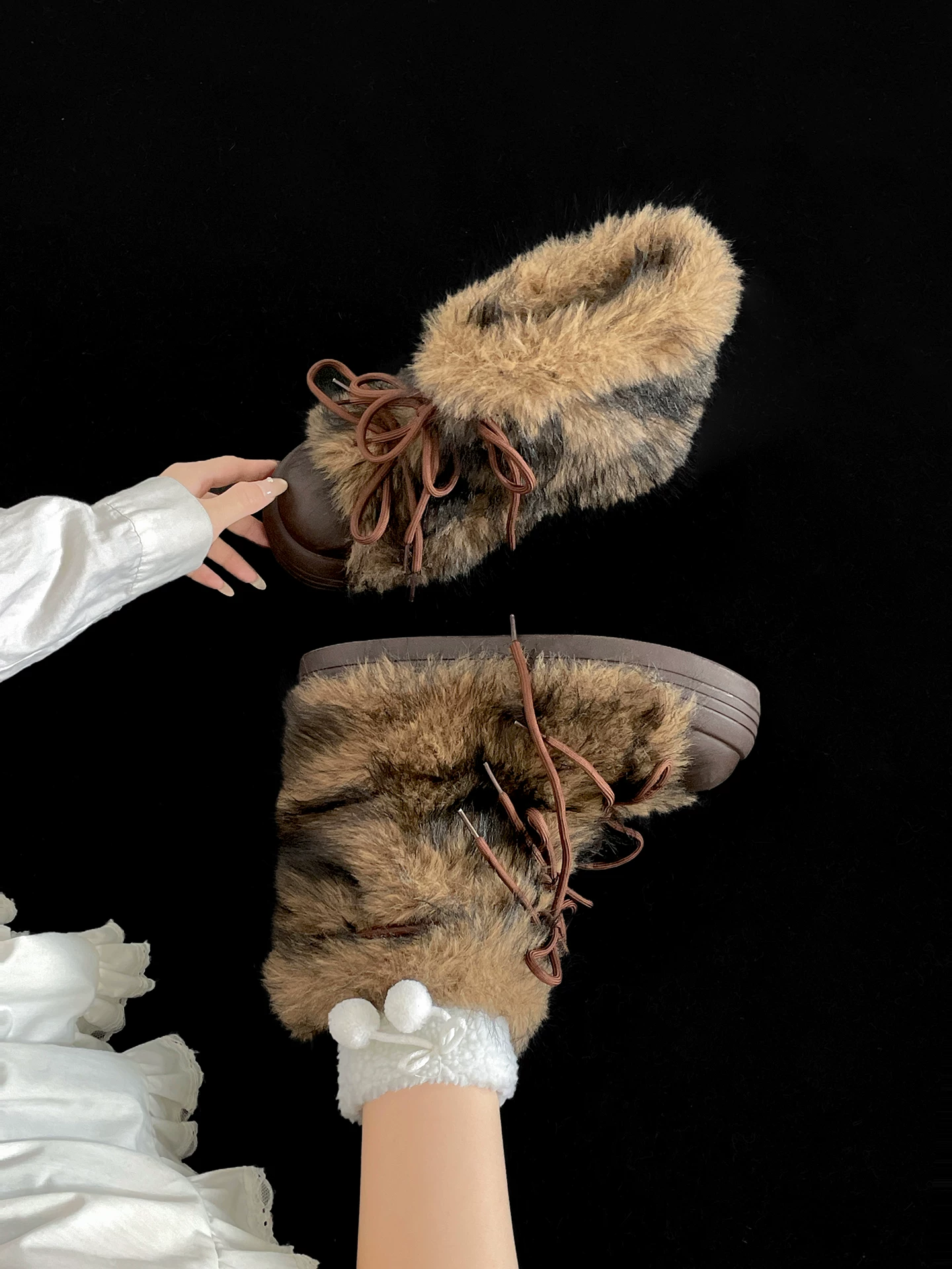 Giày bốt lông dày đế dày kiểu cổ điển Nam Trung Quốc dành cho nữ 2025, giày mùa đông mới ấm áp bằng vải nhung, giày bông ngoài trời vùng Đông Bắc.