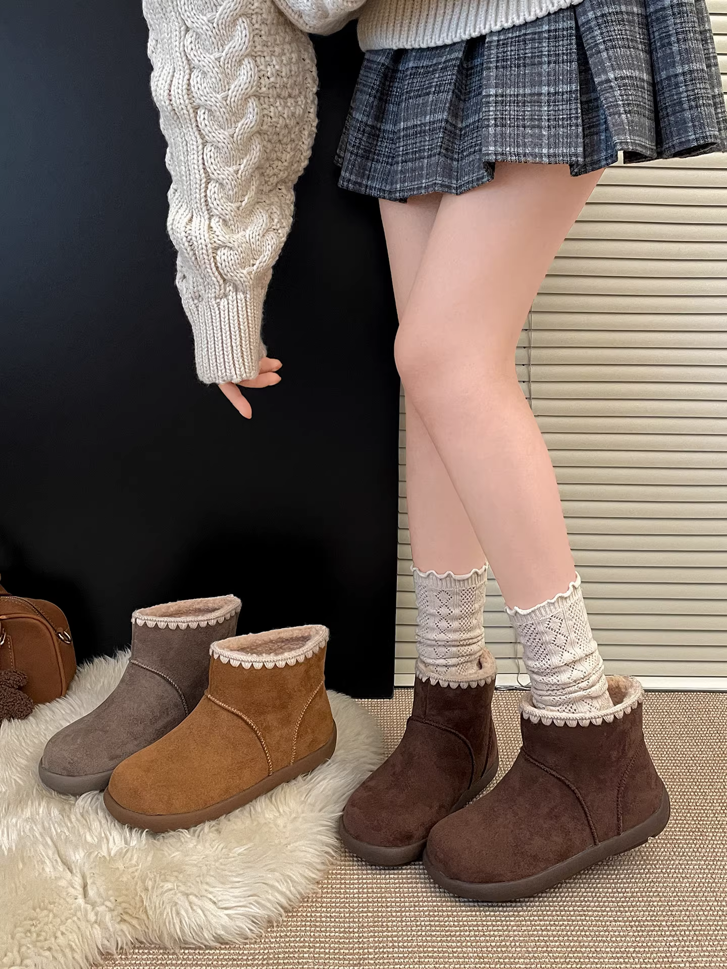 Giày bốt tuyết đế dày kiểu cổ điển màu nâu dành cho nữ, giày bông giữ ấm tăng chiều cao kiểu Birkenstock mới mùa đông 2025.