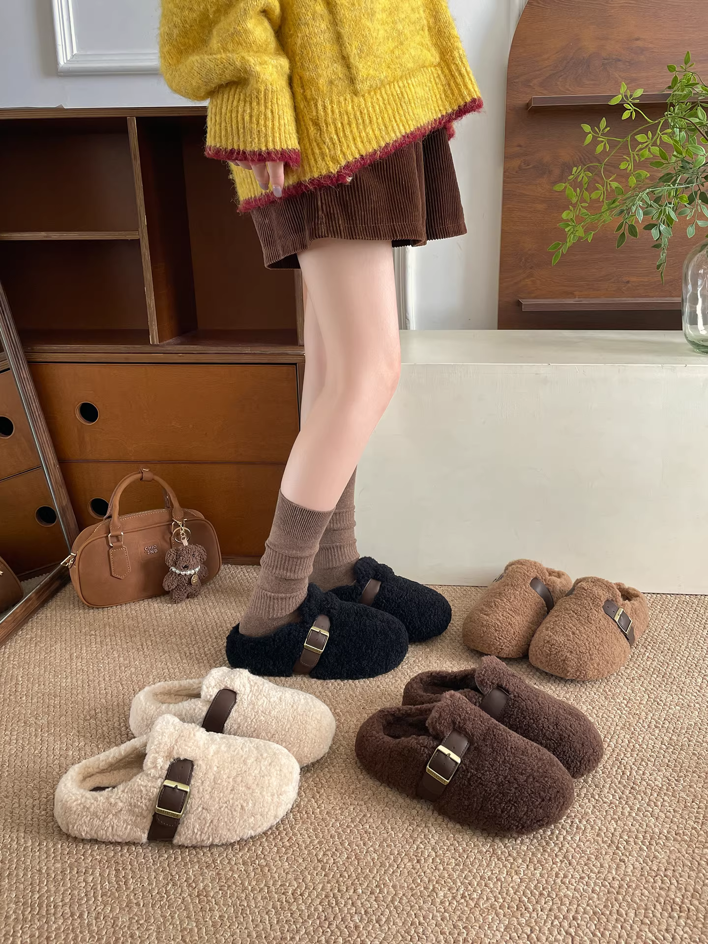Đôi dép lê nữ đế dày lót lông mềm mại, thích hợp đi ngoài trời, kiểu dáng cổ điển mùa thu đông 2025, kiểu Birkenstock, chất liệu cotton.