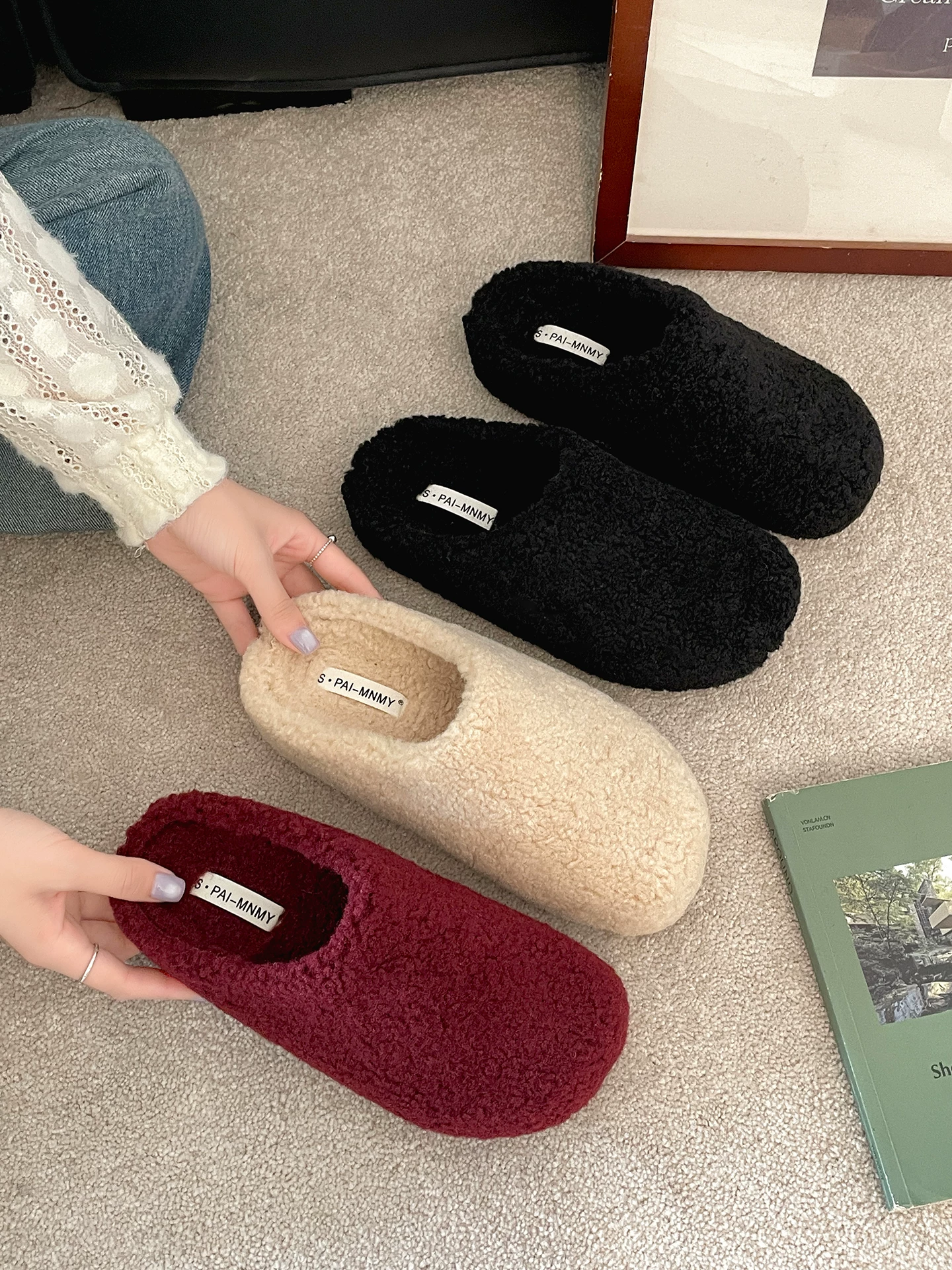 Dép lông dày đế dày chống trơn màu đỏ dành cho nữ, thích hợp để mang ngoài trời, dép bông mũi kín kiểu Birkenstock tăng chiều cao đa năng mùa thu đông 2025.