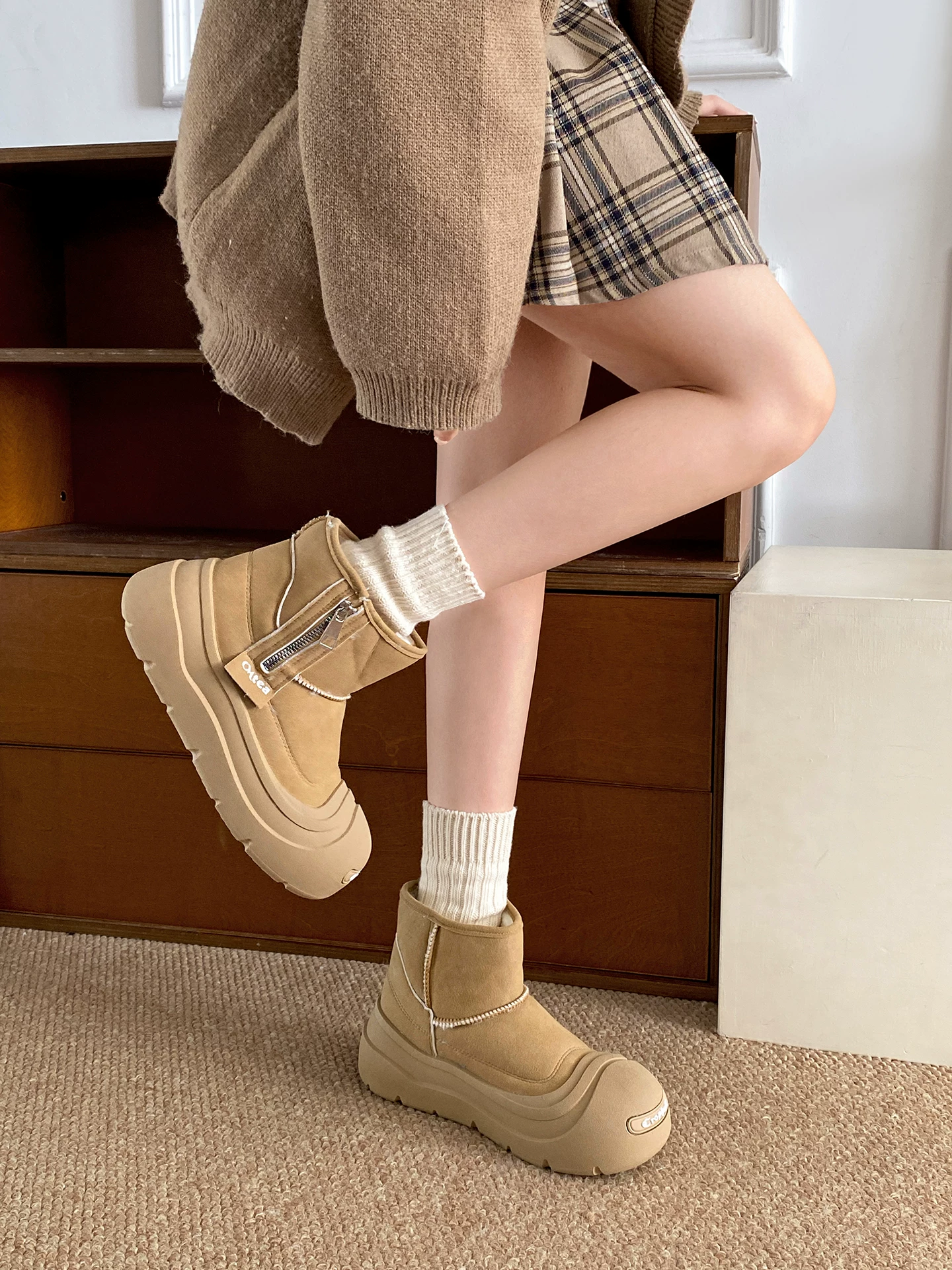 Giày bốt tuyết nữ đế dày chống trơn kiểu retro đen, mẫu mới mùa đông 2025, lót lông cừu, dày dặn, tăng chiều cao, giữ ấm bằng vải cotton