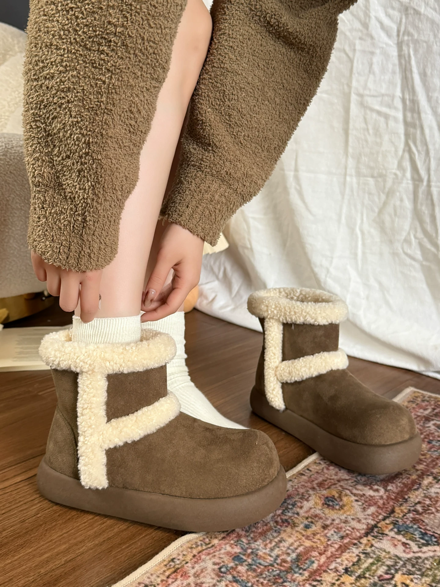 Giày bốt tuyết đế dày lót lông cừu kiểu retro dành cho nữ, giày cotton giữ ấm tăng chiều cao kiểu Birkenstock mùa đông mới năm 2025.