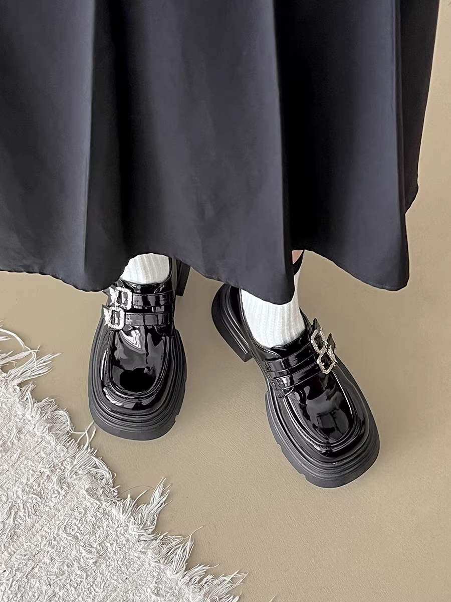 Giày da nữ đế dày kiểu Pháp cổ điển màu đen, mẫu mới thu 2025, phong cách Anh, đa năng, tăng chiều cao, gót chunky, giày đơn.