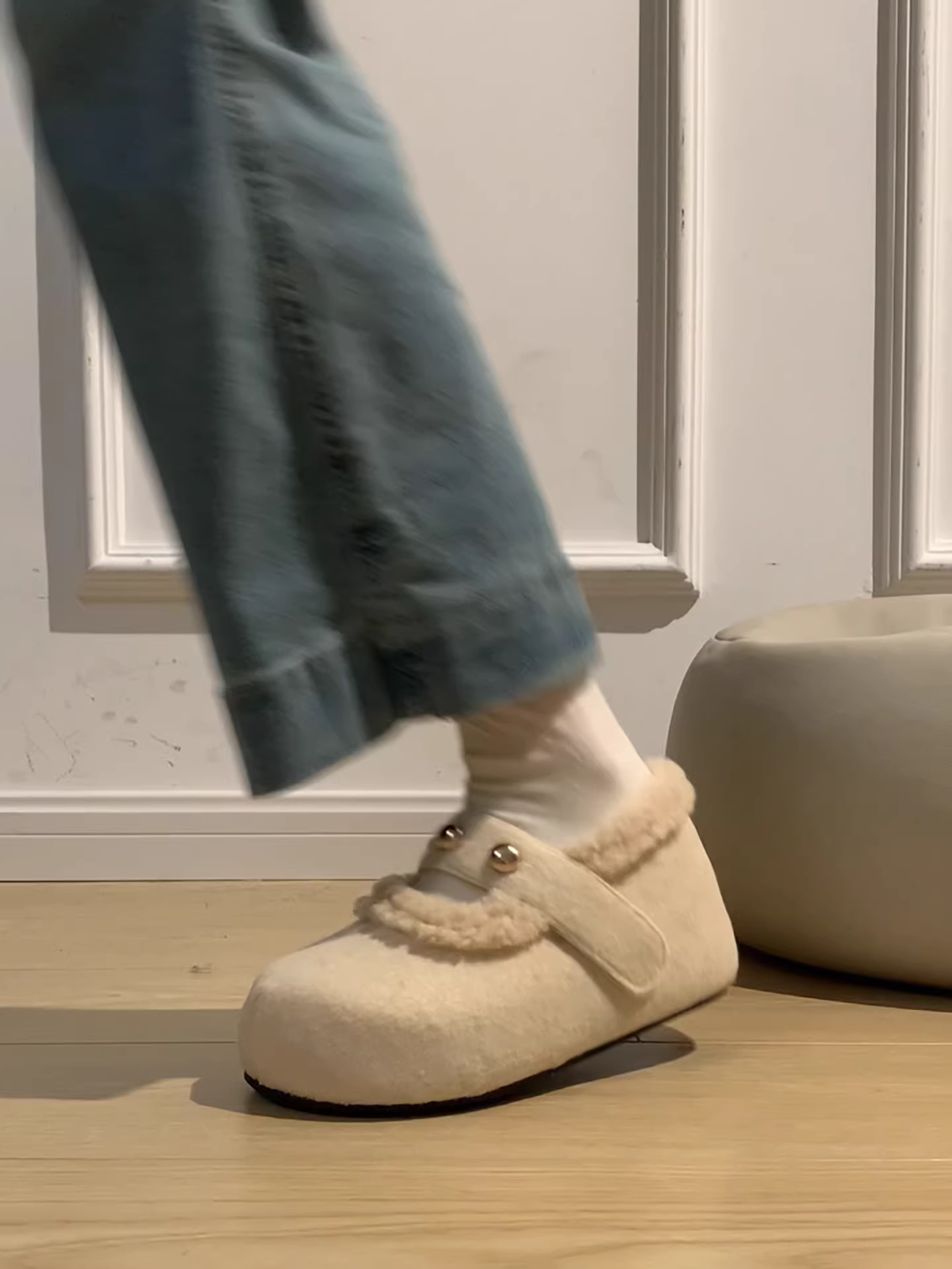 Giày Birkenstock nữ đế dày lót lông phong cách retro màu trắng, mẫu mới mùa đông 2025, giữ ấm, chống trơn trượt, đế dày tăng chiều cao, chất liệu bông lông mềm mại.