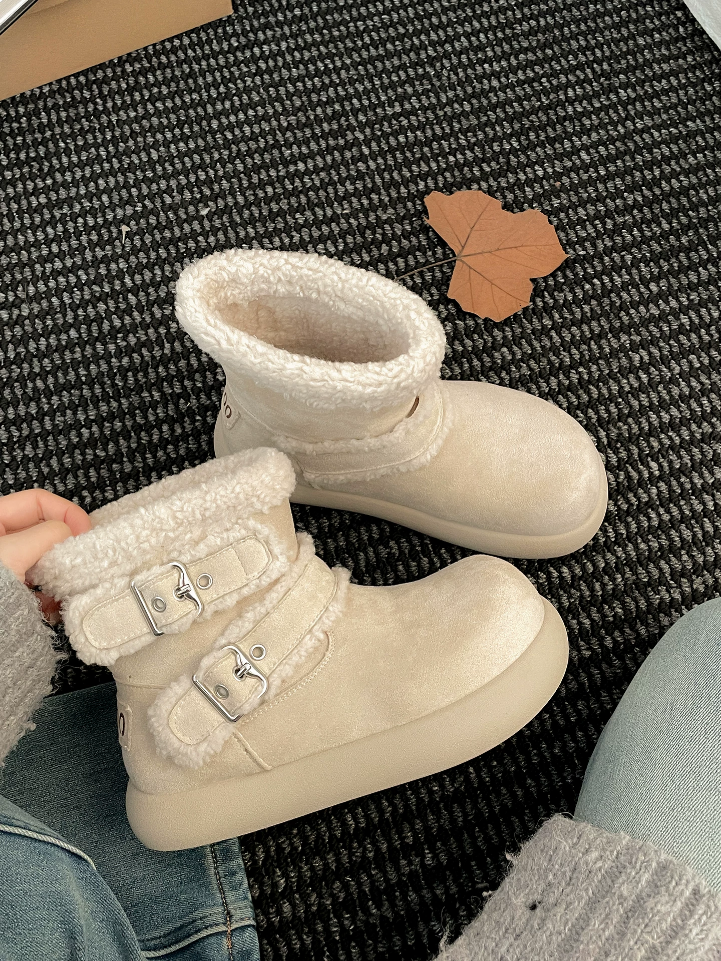 Giày bốt đi tuyết đế dày lót lông cừu màu trắng dành cho nữ, giày cotton dày dặn kiểu Birkenstock tăng chiều cao mùa đông mới năm 2025.