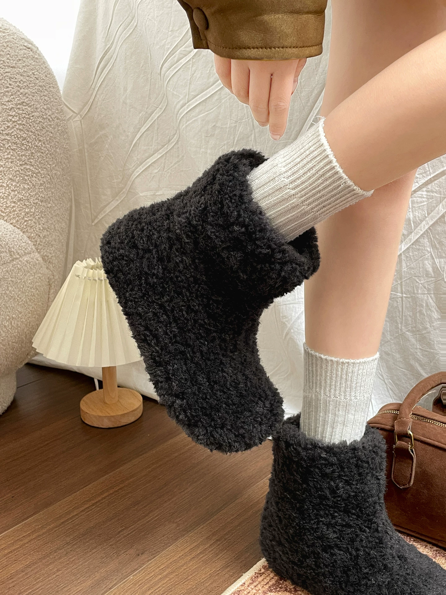 Giày bốt tuyết đế dày lông mềm kiểu cổ điển màu trắng dành cho nữ, mẫu mới mùa đông 2025, giày bông lông tăng chiều cao đi ngoài trời.